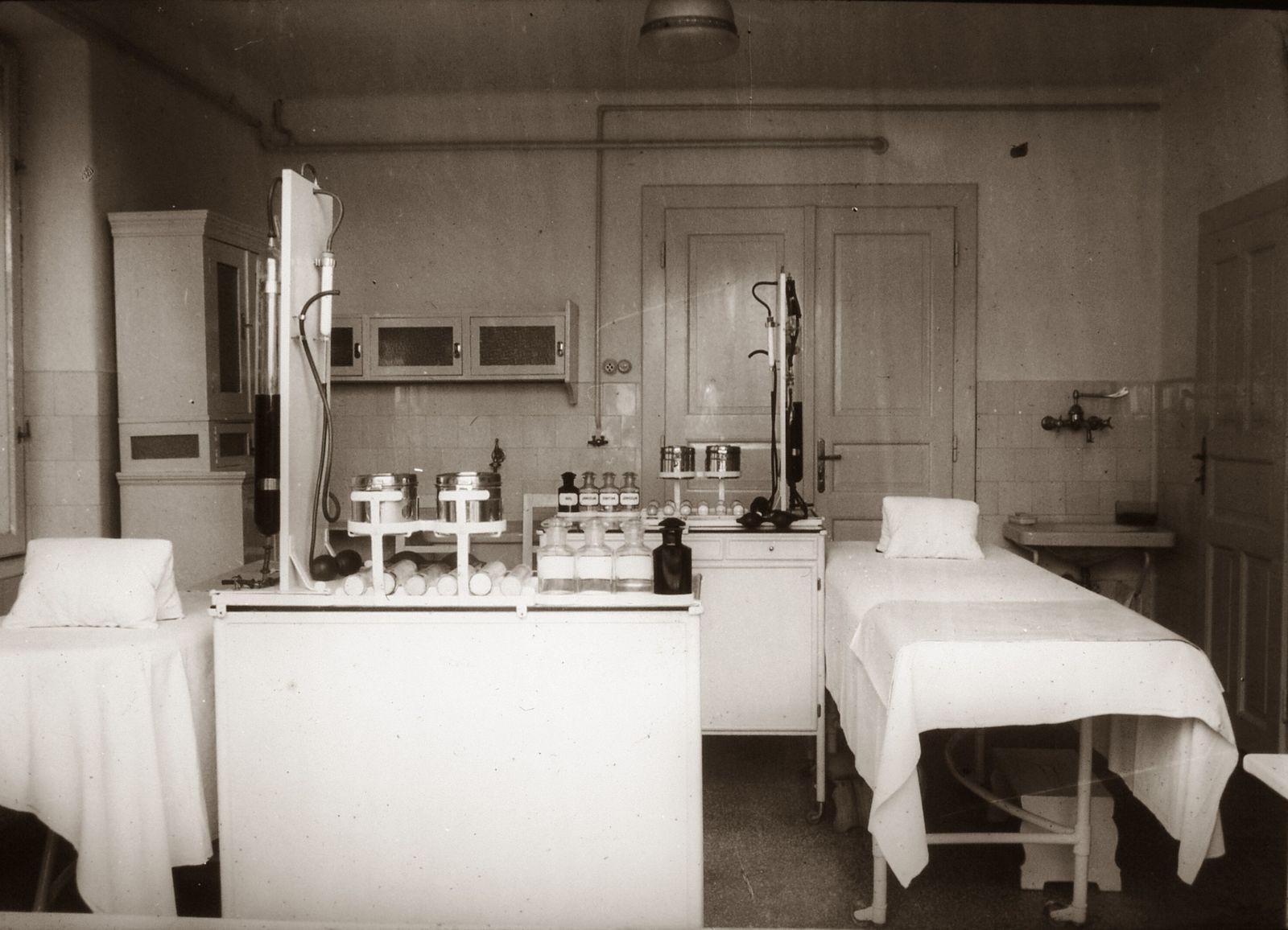 Hungary, Pécs, Rákóczi út 2. a Magyar Királyi Erzsébet Tudományegyetem Klinikájának kezelőhelyisége (később Pécsi Tudományegyetem Klinikai Központ)., 1928, POTE, medical institution, Fortepan #130224