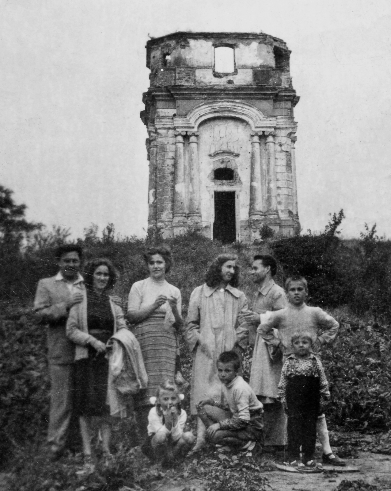 Hungary, Tetétlen, a katolikus kápolna romja., 1957, Selmeczi Levente, chapel, youth, tableau, Fortepan #130235