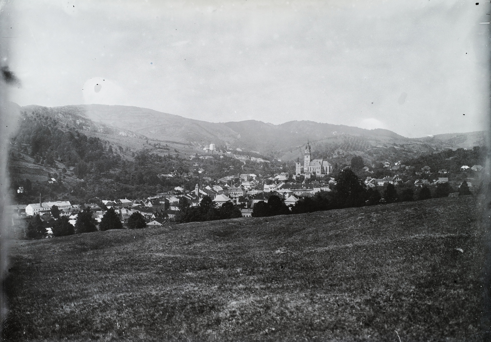 Szlovákia, Körmöcbánya, a város látképe, középen kissé jobbra a Szent Katalin-templom., 1929, Jánossy Virág, Háberl Aladár, látkép, Fortepan #130247