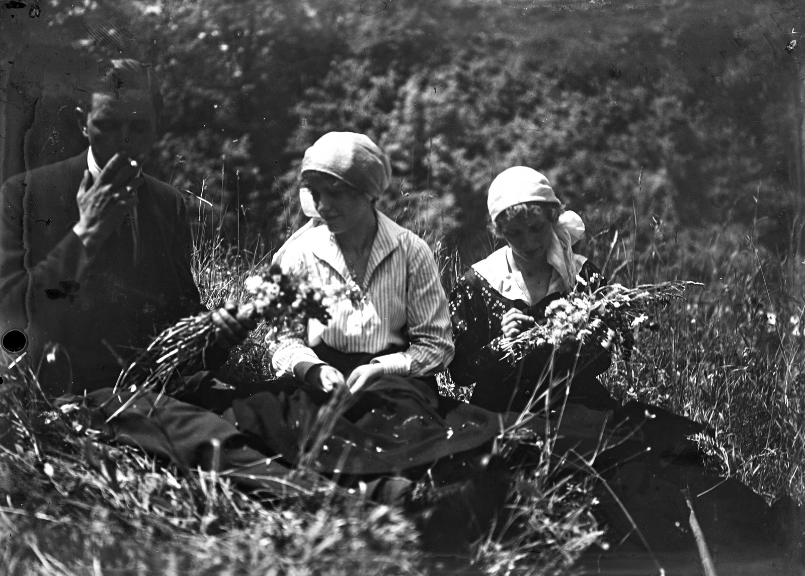 1929, Jánossy Virág, Háberl Aladár, excursion, cigarette, smoking, field, flower, spring, bouquet, headscarf, suit, meadow, Best of, three people, Fortepan #130248