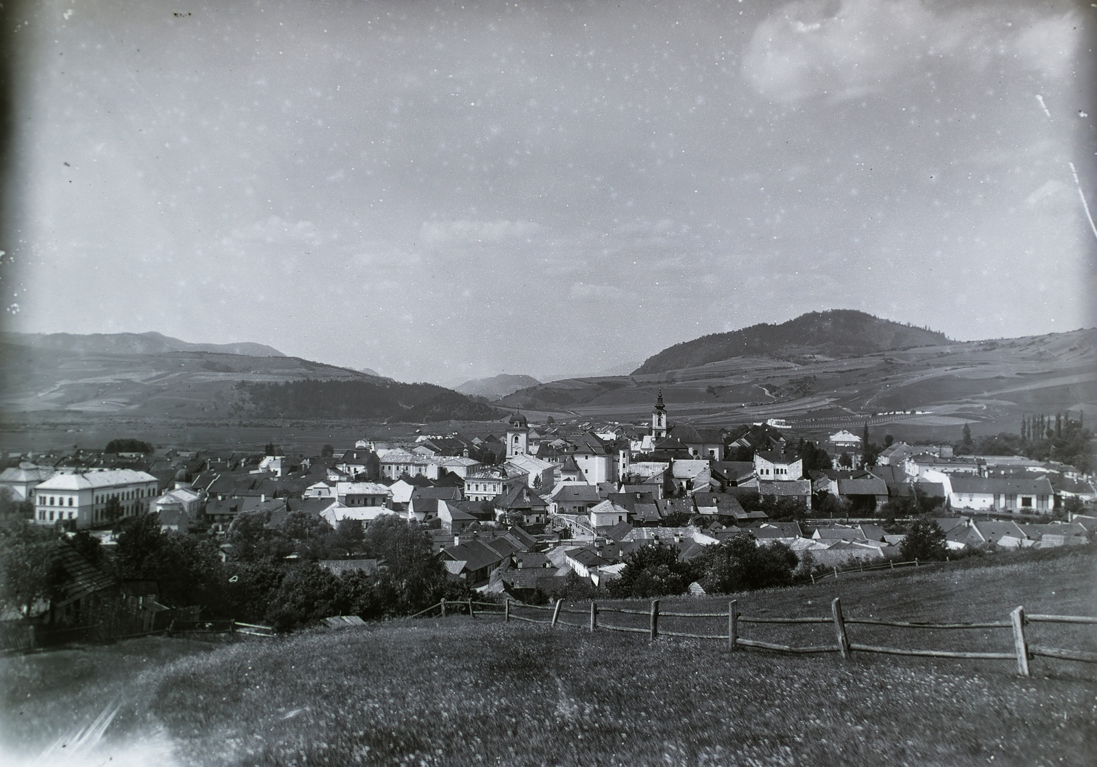 Szlovákia, Breznóbánya, a város látképe, középen a Garam folyó hídja, mögötte a Várostorony és a római katolikus templom., 1929, Jánossy Virág, Háberl Aladár, látkép, Fortepan #130266