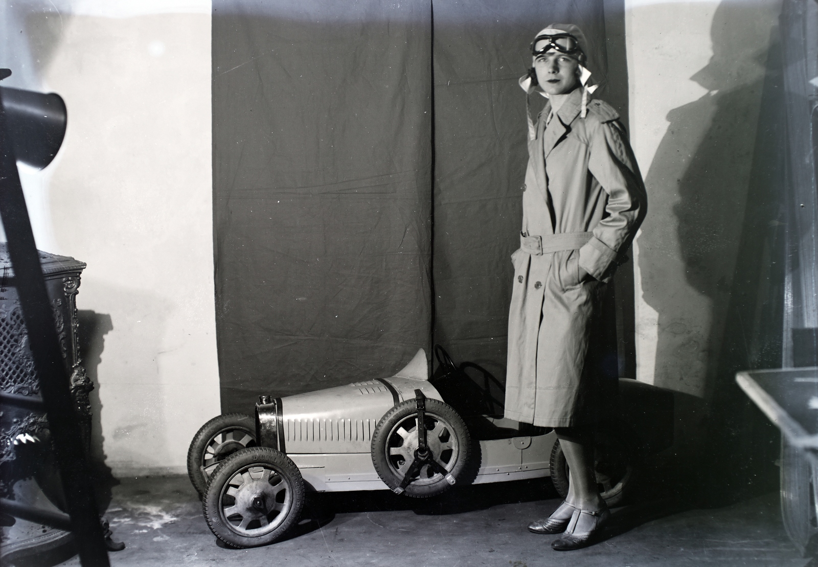 Hungary, Cziczvarek Biri manöken., 1929, Jánossy Virág, Háberl Aladár, fashion, coat, Bugatti-brand, pedal car, fashion photo, Fortepan #130294