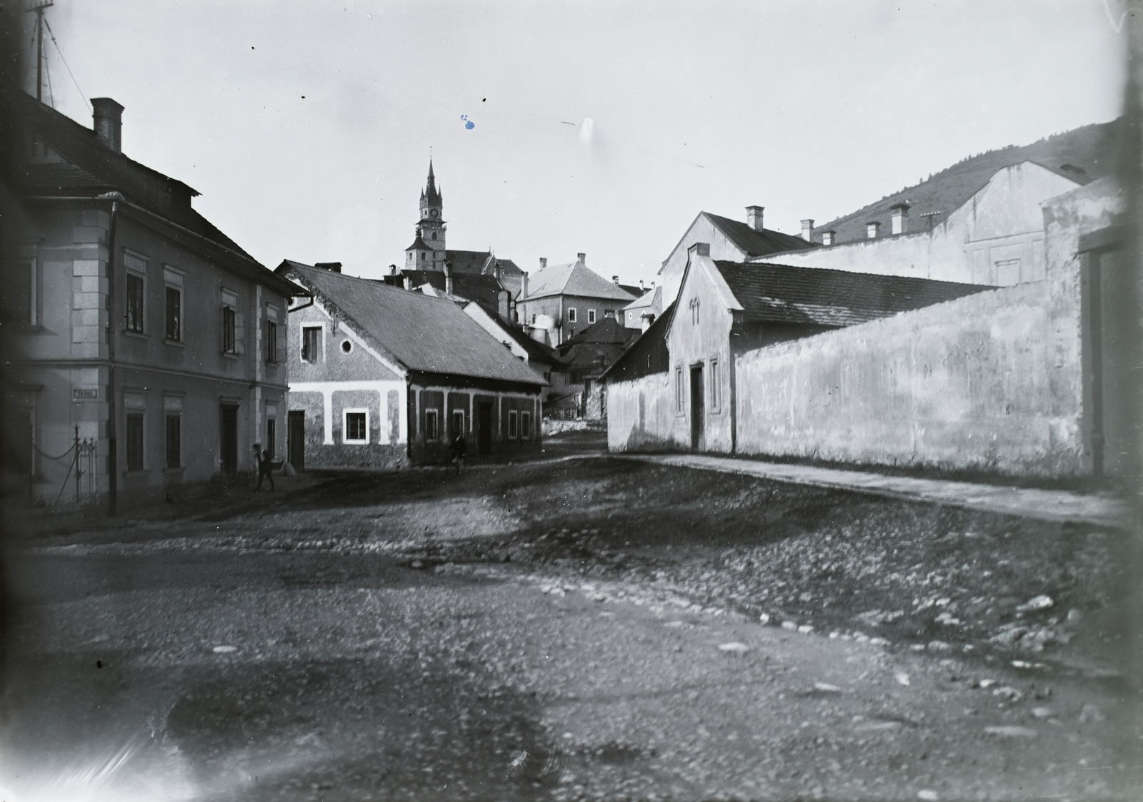 Slovakia, Kremnica, ulica P. Križku (Fa-sor), szemben a Szent Katalin-templom., 1925, Jánossy Virág, Háberl Aladár, Czechoslovakia, Fortepan #130306