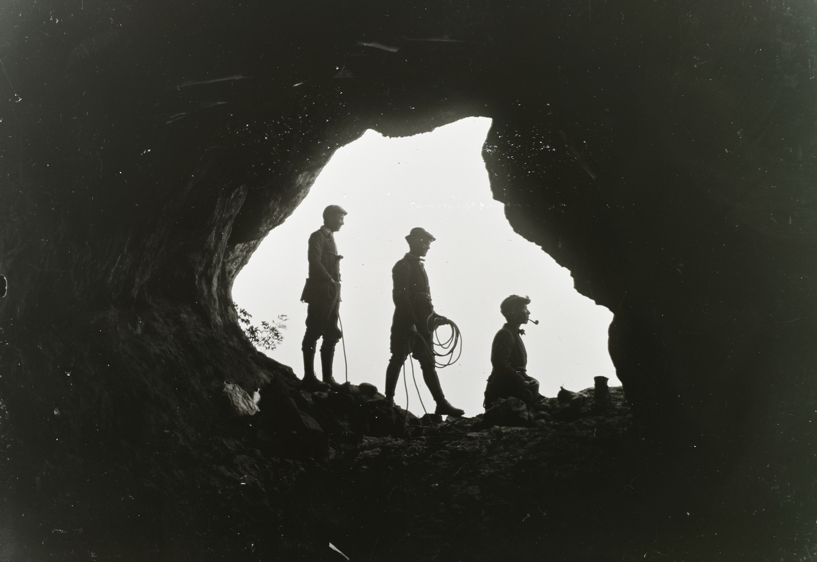 Hungary, Pilis Mountains, Kétágú-hegy, Öreg-szirti-barlang / Sármány-lyuk., 1927, Jánossy Virág, Háberl Aladár, silhouette, rock, men, pipe, three people, Fortepan #130331