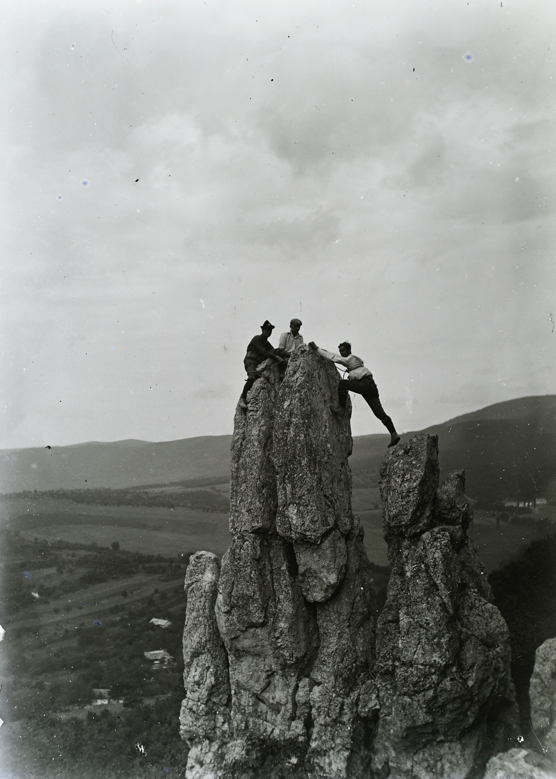 Hungary, Csobánka, Oszoly-szikla, Óratorony., 1927, Jánossy Virág, Háberl Aladár, sitting on a rock, Fortepan #130332