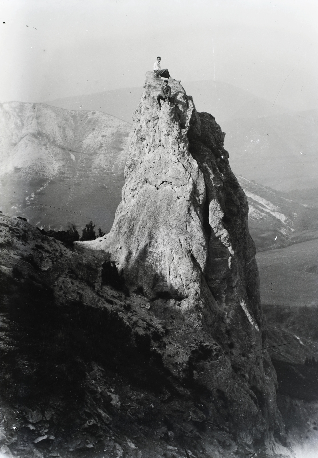 1927, Jánossy Virág, Háberl Aladár, sitting on a rock, Fortepan #130335