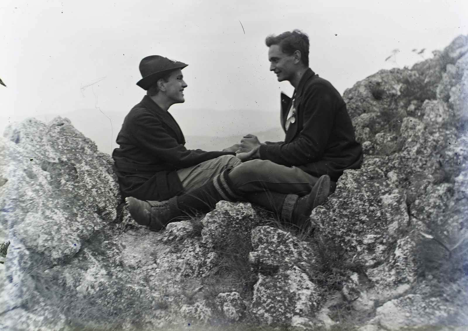 1927, Jánossy Virág, Háberl Aladár, sitting on a rock, Fortepan #130336