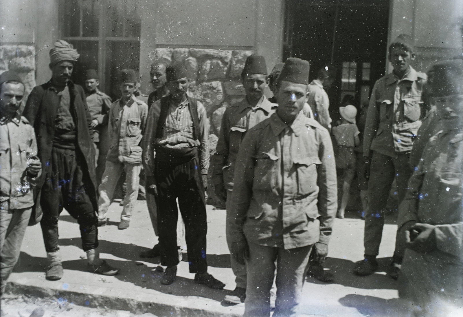 Hungary, Budapest II., Jurányi utca 1., elemi iskola (később Jurányi Közösségi Produkciós Inkubátorház)., 1917, Jánossy Virág, Háberl Aladár, First World War, tarboosh, Budapest, Fortepan #130346