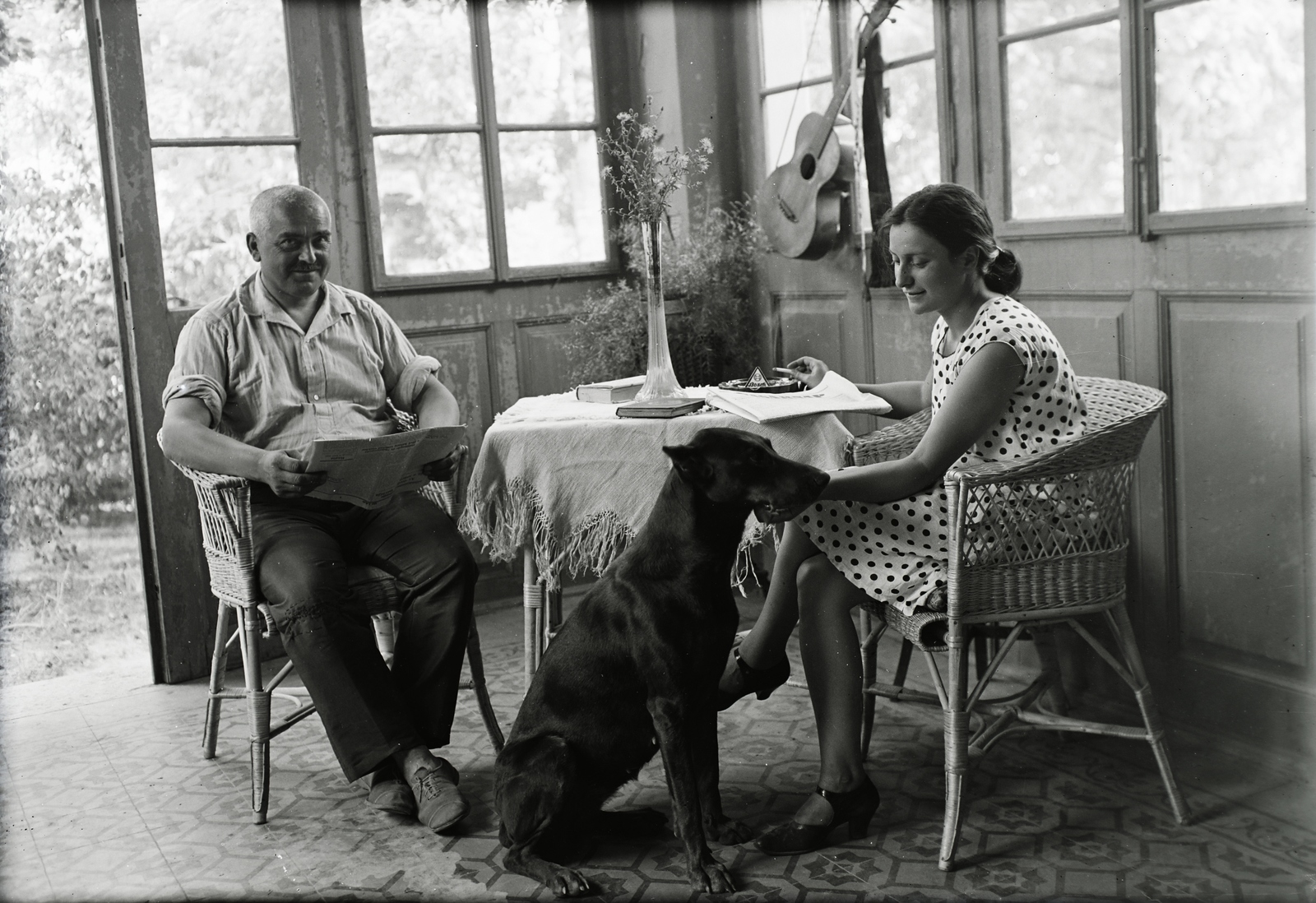 Magyarország, Budapest III., a felvétel a Csatárka utca 1. számú ház verandáján készült., 1933, Jánossy Virág, Háberl Aladár, fonott szék, gitár, Budapest, kutya, Fortepan #130354