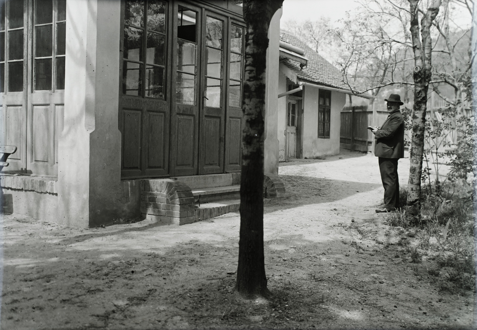Hungary, Budapest III., a felvétel a Csatárka utca 1. számú ház kertjében készült., 1932, Jánossy Virág, Háberl Aladár, Budapest, door, yard, Fortepan #130376