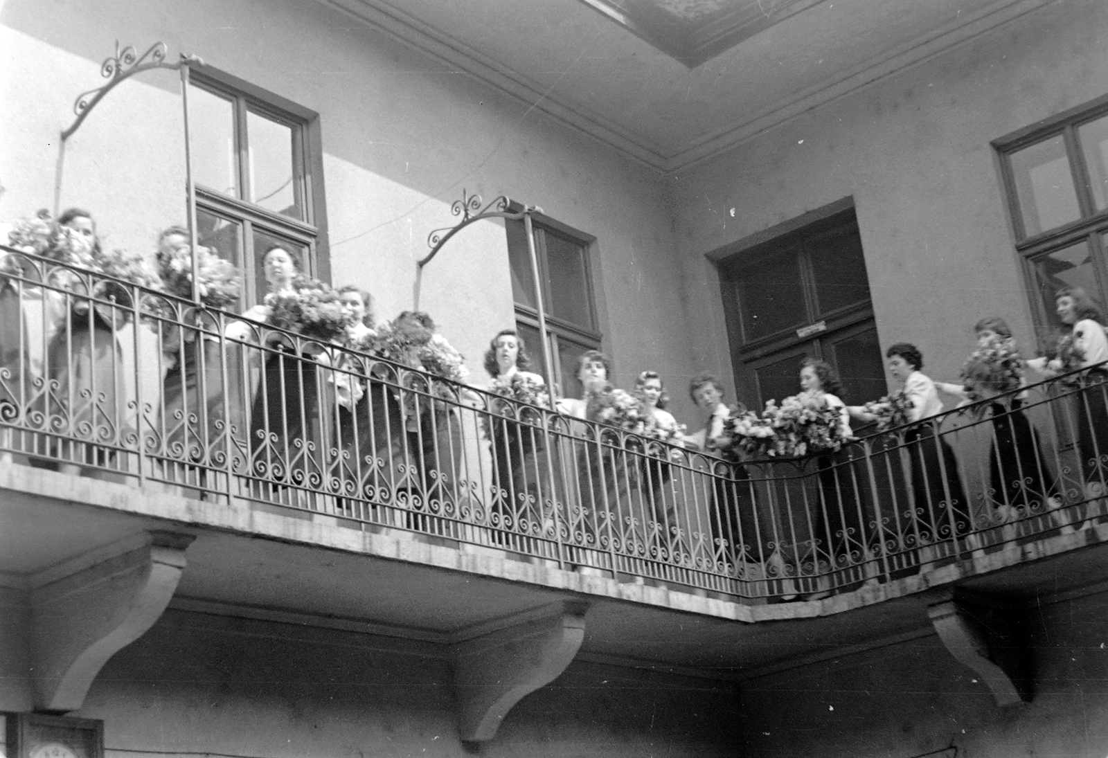 Hungary, 1959, Szent-tamási Mihály, school, courtyard balcony, festive, graduation, Fortepan #13038