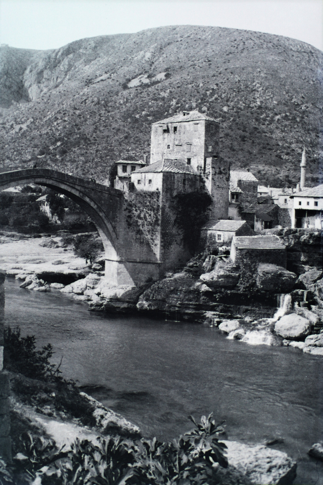 Bosnia and Herzegovina, Mostar, Öreg híd (Stari most) a Neretva folyó felett., 1917, Jánossy Virág, Háberl Aladár, river, stone bridge, Fortepan #130396