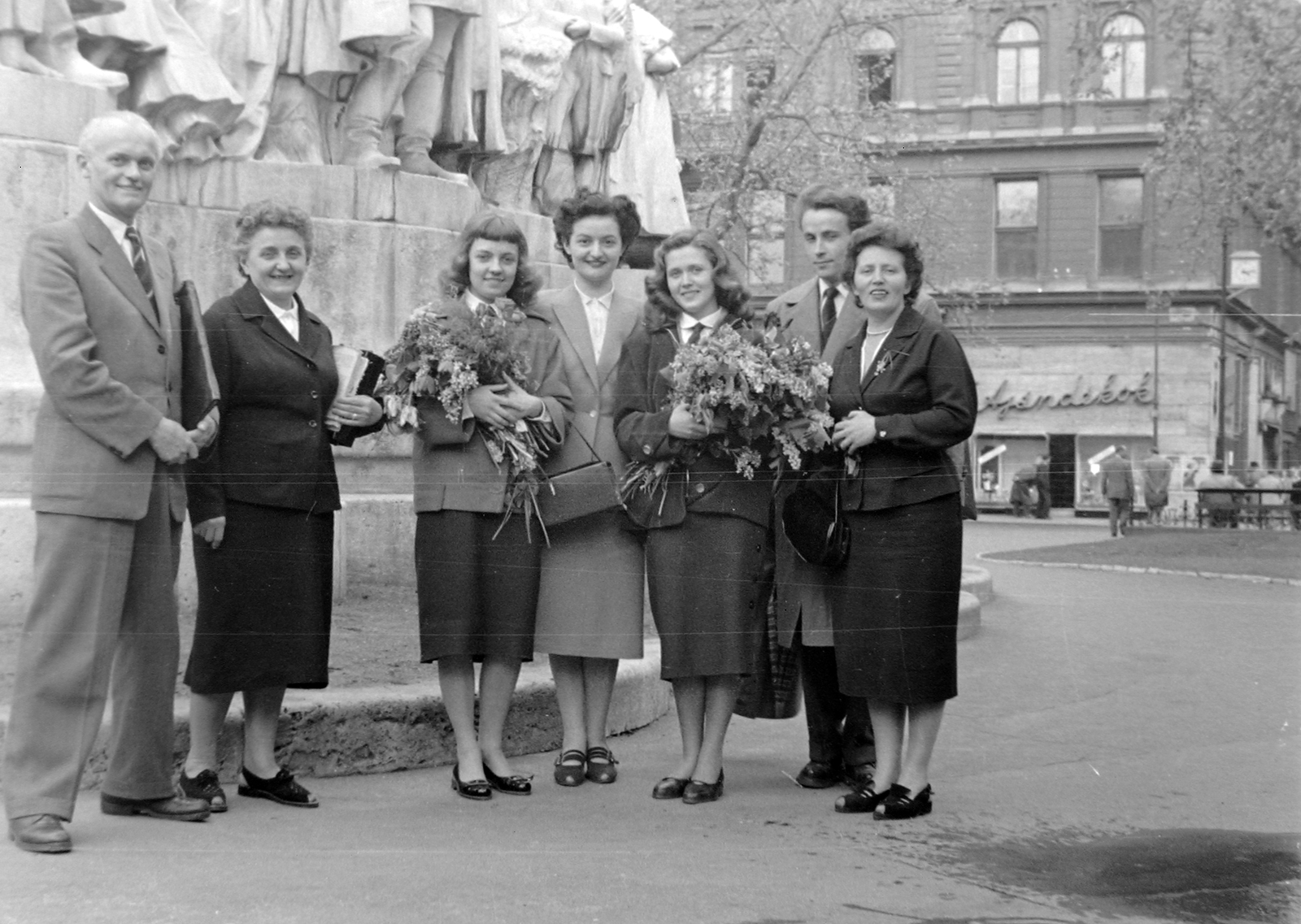 Hungary, 1959, Szent-tamási Mihály, sculpture, tableau, smile, women, men, street view, graduation, bouquet, Budapest, sculptural group, Mihály Vörösmarty-portrayal, Fortepan #13041
