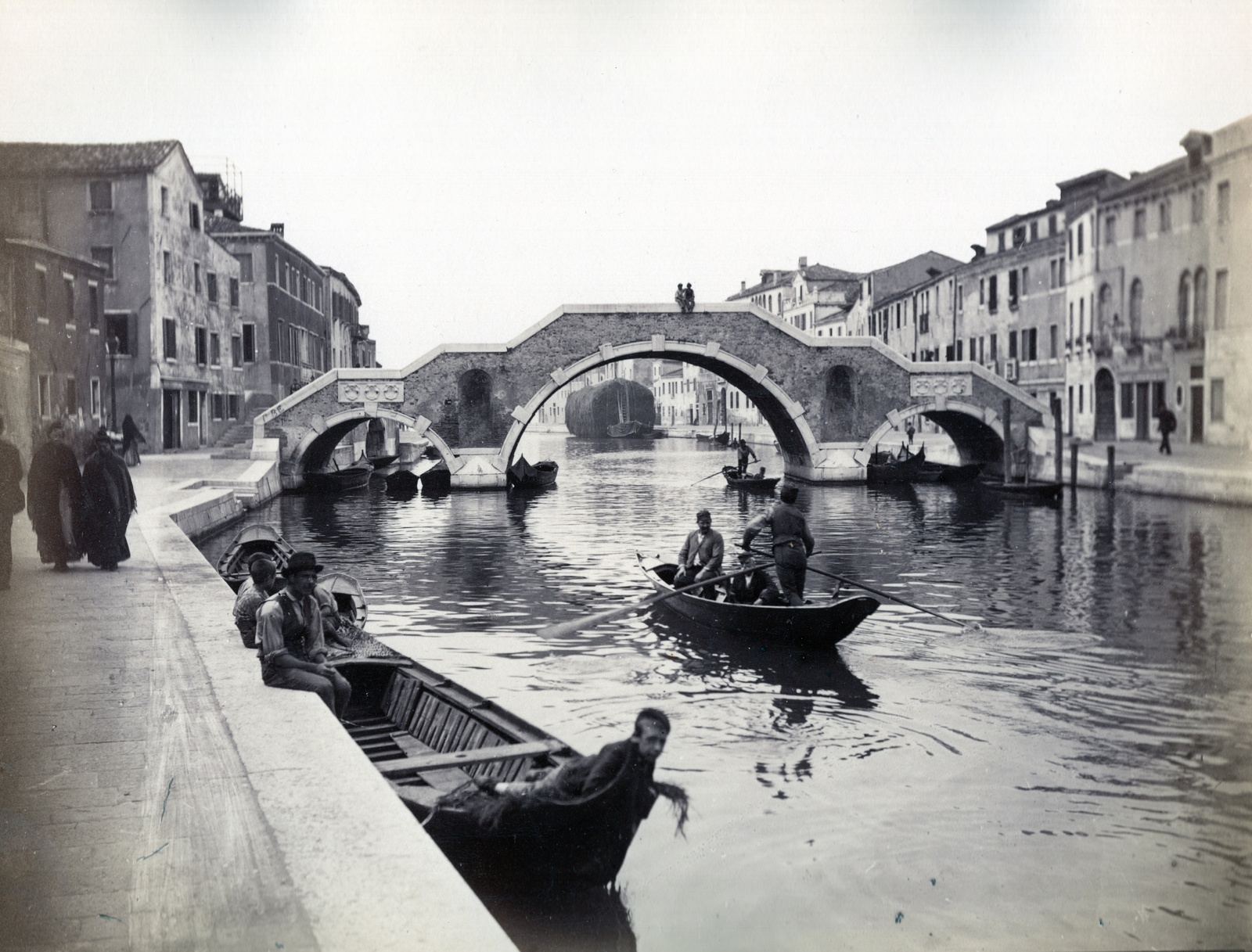 Italy, Venice, Canale di Cannaregio, Ponte dei Tre Archi., 1900, Szalai Teréz, bridge, Baroque-style, rowing boat, canal, arch bridge, Andrea Tirali-design, Fortepan #130411