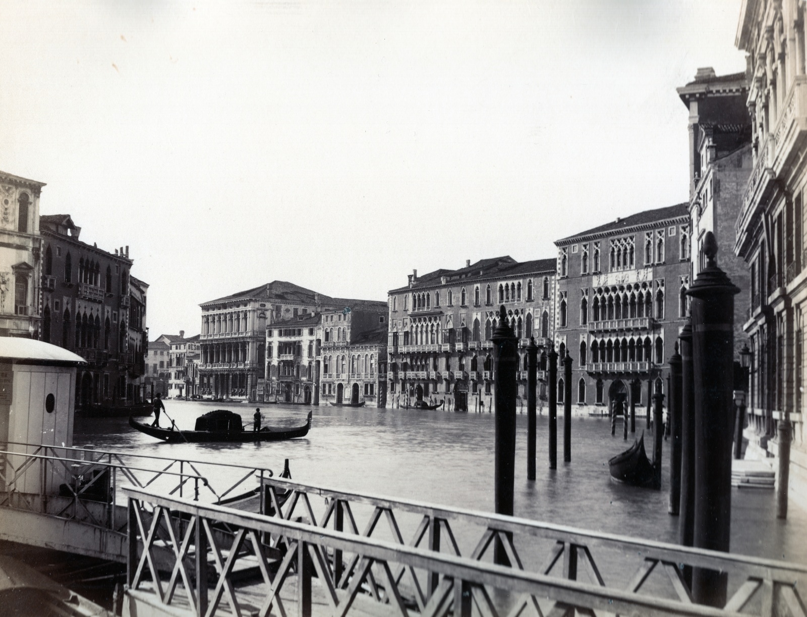 Olaszország, Velence, Canal Grande, szemben jobbra az első palota a Palazzo Foscari., 1900, Szalai Teréz, gondola, csatorna, Fortepan #130412