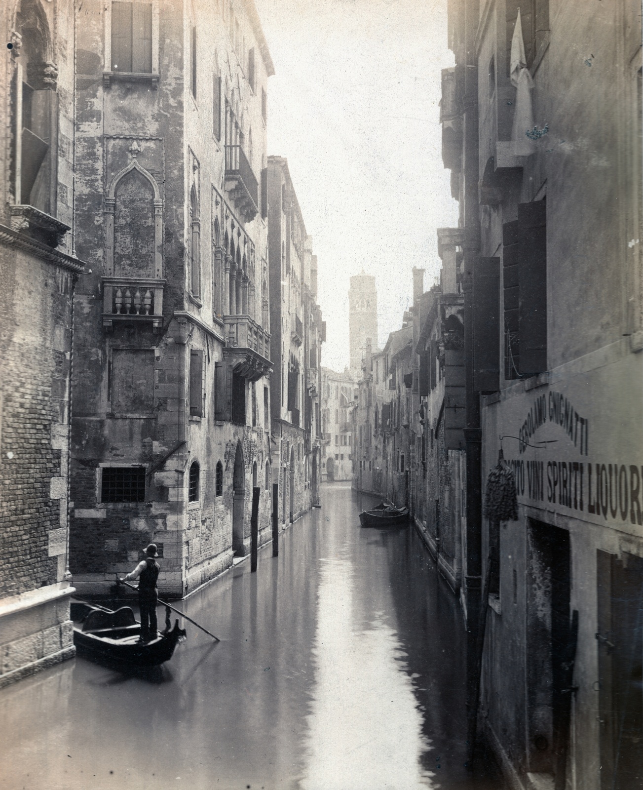 Italy, Venice, háttérben a Campo Santo Stefano-n álló Szent István-templom (Chiesa di Santo Stefano) harangtornya., 1900, Szalai Teréz, rowing boat, canal, lagoon, Fortepan #130414