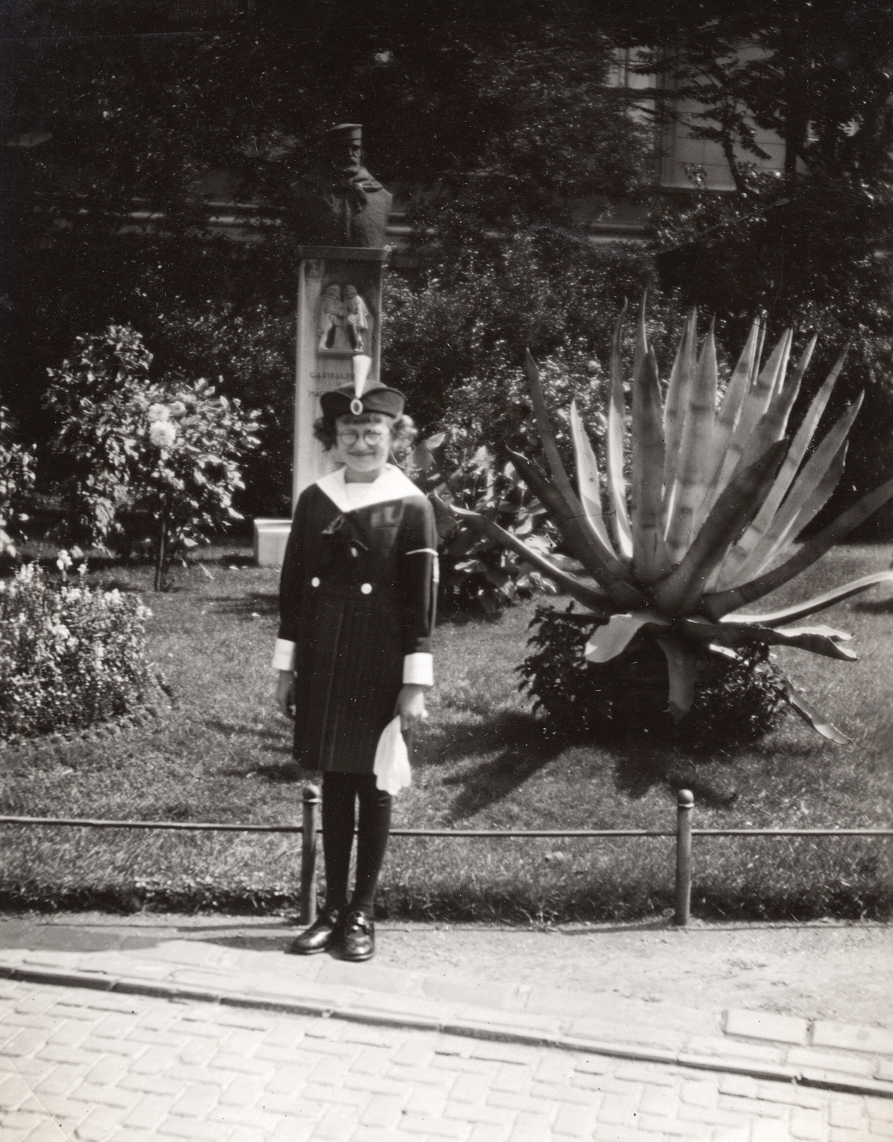 Hungary, Budapest VIII., Múzeumkert, a háttérben Giuseppe Garibaldi mellszobra (Kuzmik Lívia, Colengelo Ottimo, 1932.)., 1939, Szilágyi Marianna, Budapest, uniform, portrait, Fortepan #130432