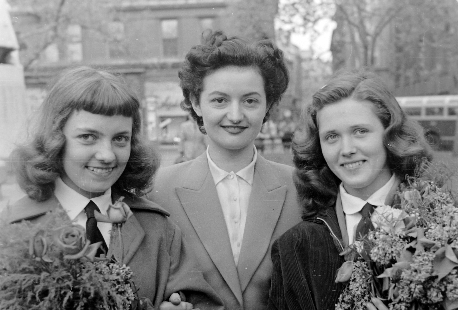 Hungary, 1959, Szent-tamási Mihály, tie, tableau, smile, women, graduation, bouquet, Budapest, Fortepan #13044
