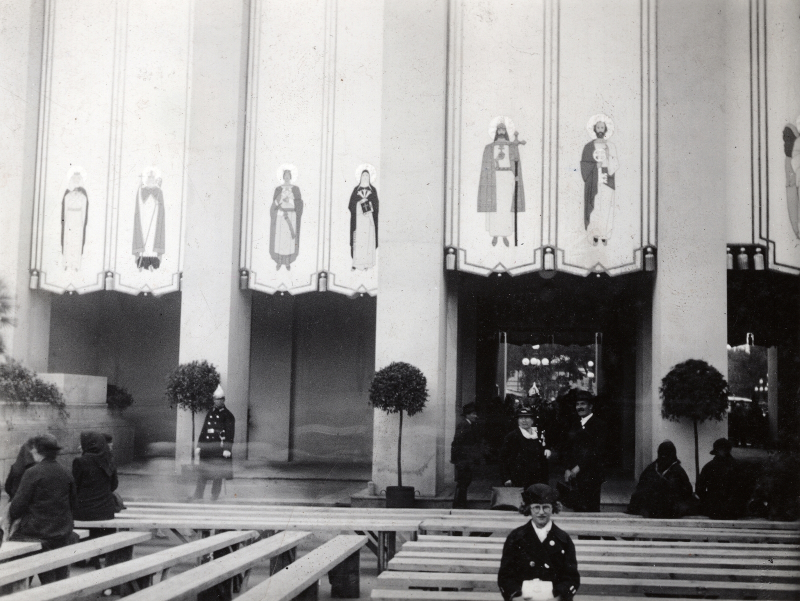 Hungary, Budapest XIV., Hősök tere, a felvétel az Eucharisztikus Világkongresszus főoltára előtt készült., 1938, Szilágyi Marianna, cop, Budapest, Fortepan #130451