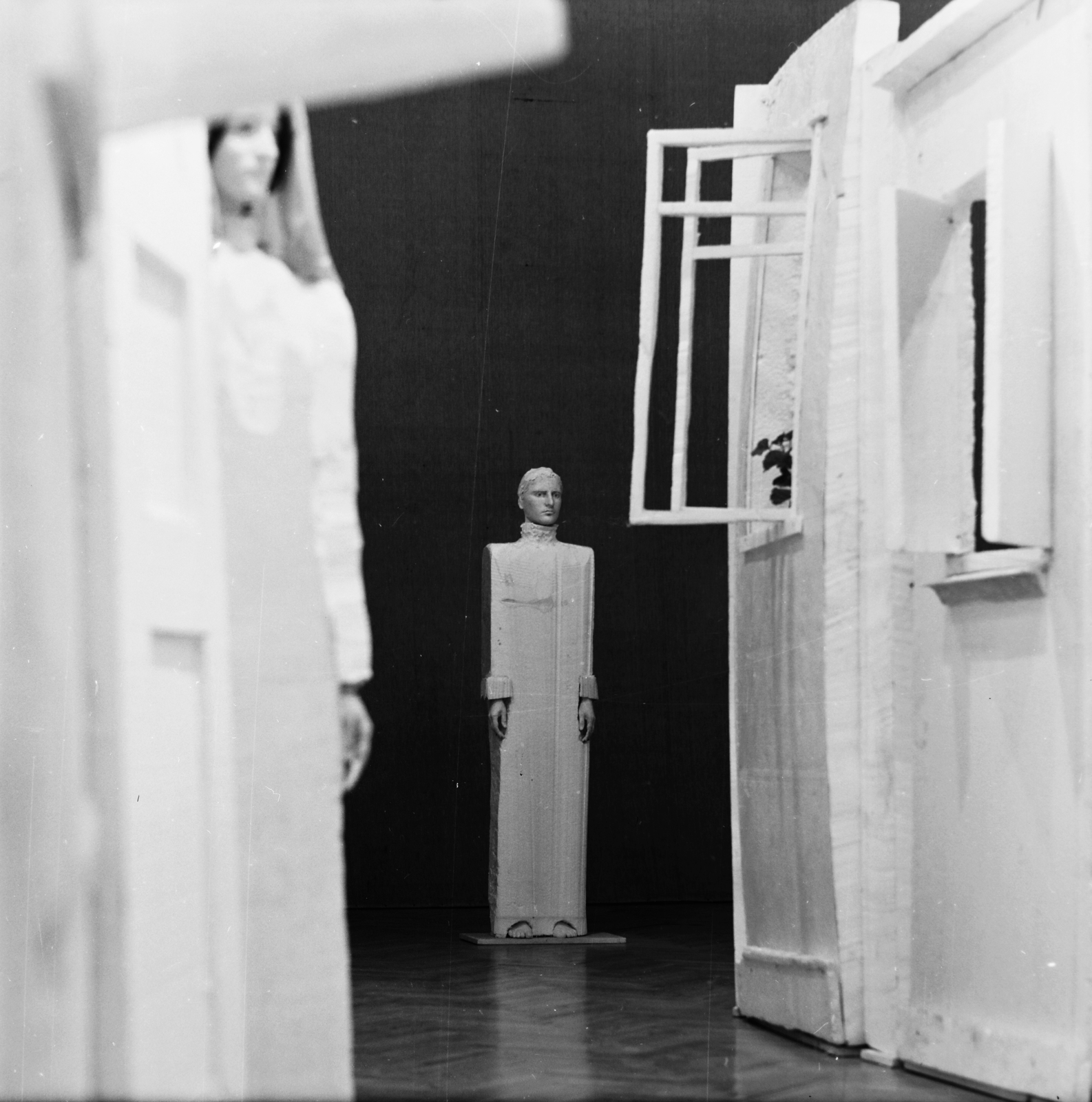 Magyarország, Székesfehérvár, Csók István Képtár, Schaár Erzsébet szobrászművész Utca című kompozíciója., 1974, Vizsnyiczai Erzsébet, Fortepan #130474