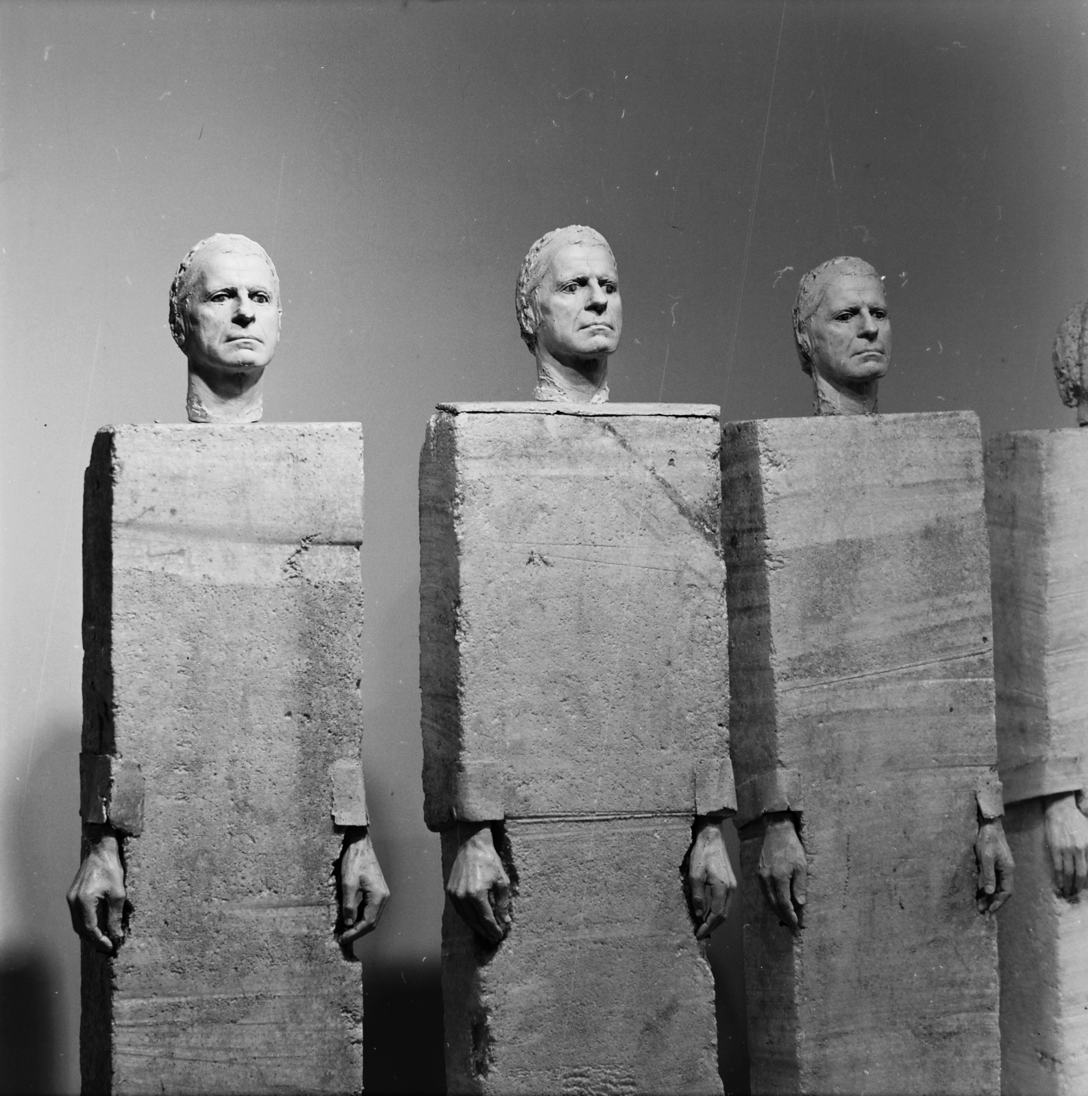 Magyarország, Székesfehérvár, Csók István Képtár, Schaár Erzsébet szobrászművész Utca című kompozíciója., 1974, Vizsnyiczai Erzsébet, Fortepan #130480