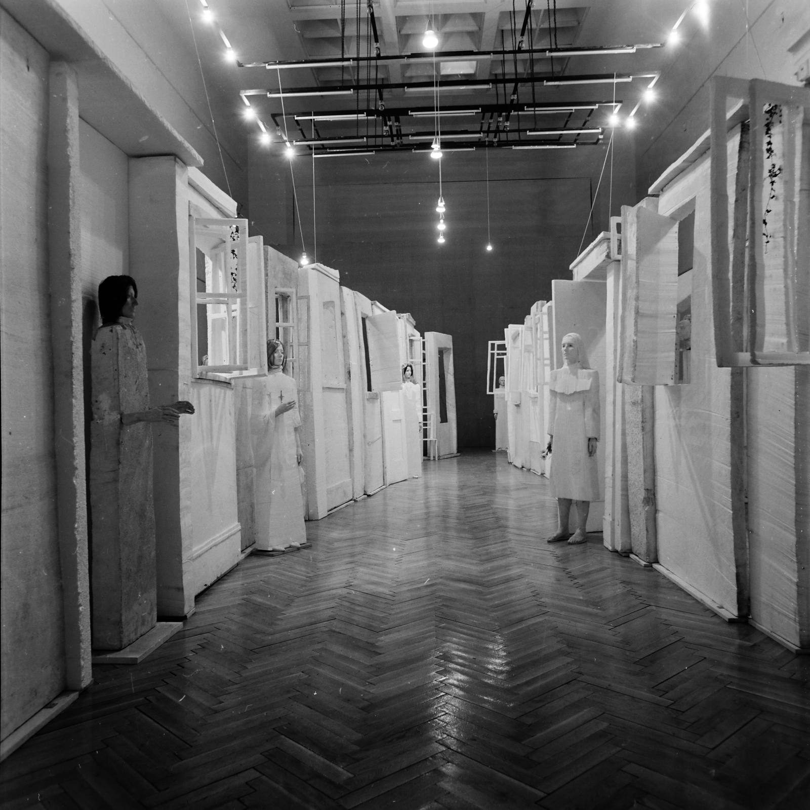 Magyarország, Székesfehérvár, Csók István Képtár, Schaár Erzsébet szobrászművész Utca című kompozíciója., 1974, Vizsnyiczai Erzsébet, Fortepan #130483