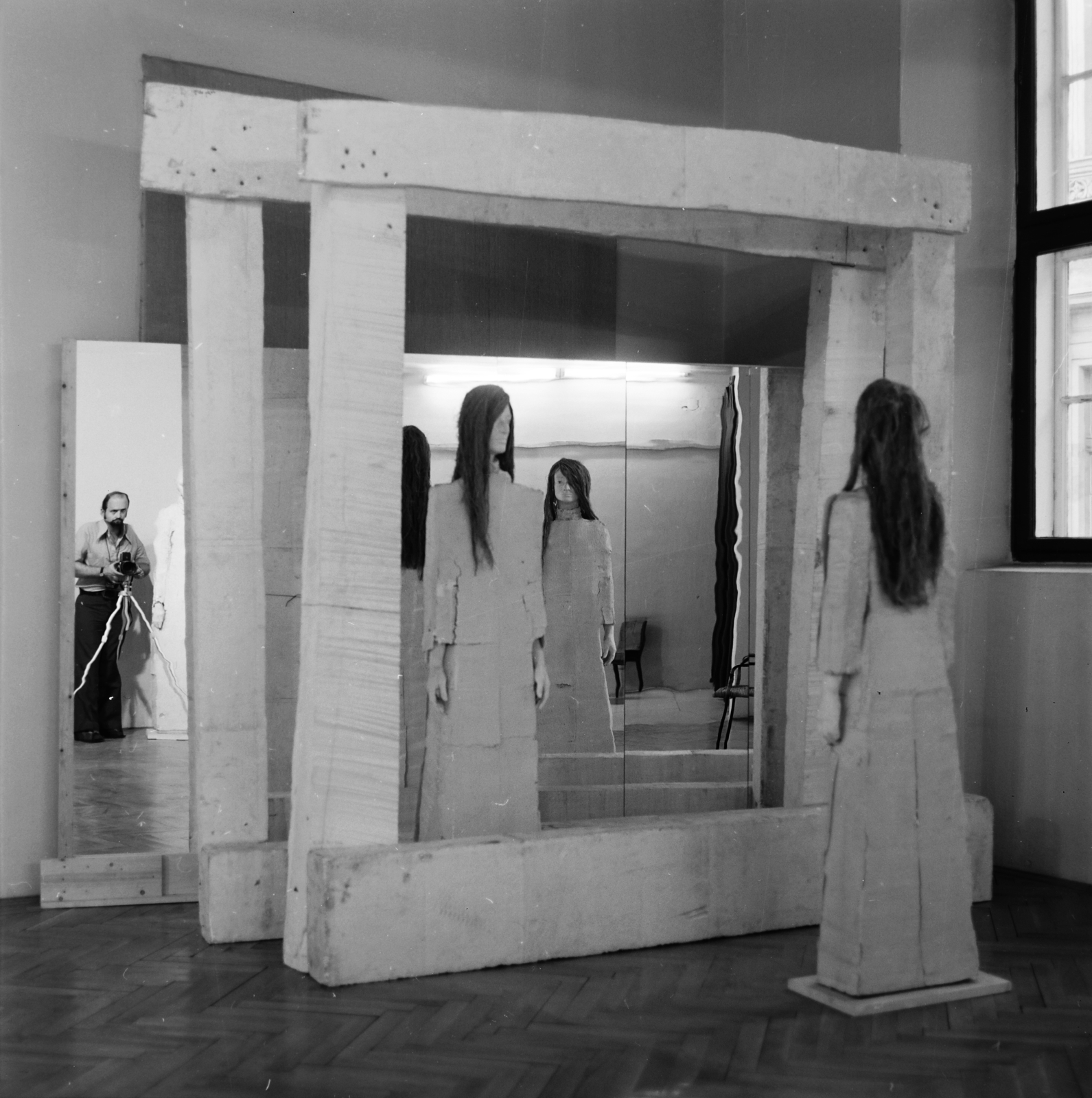 Magyarország, Székesfehérvár, Csók István Képtár, Schaár Erzsébet szobrászművész Utca című kompozíciója., 1974, Vizsnyiczai Erzsébet, Fortepan #130485