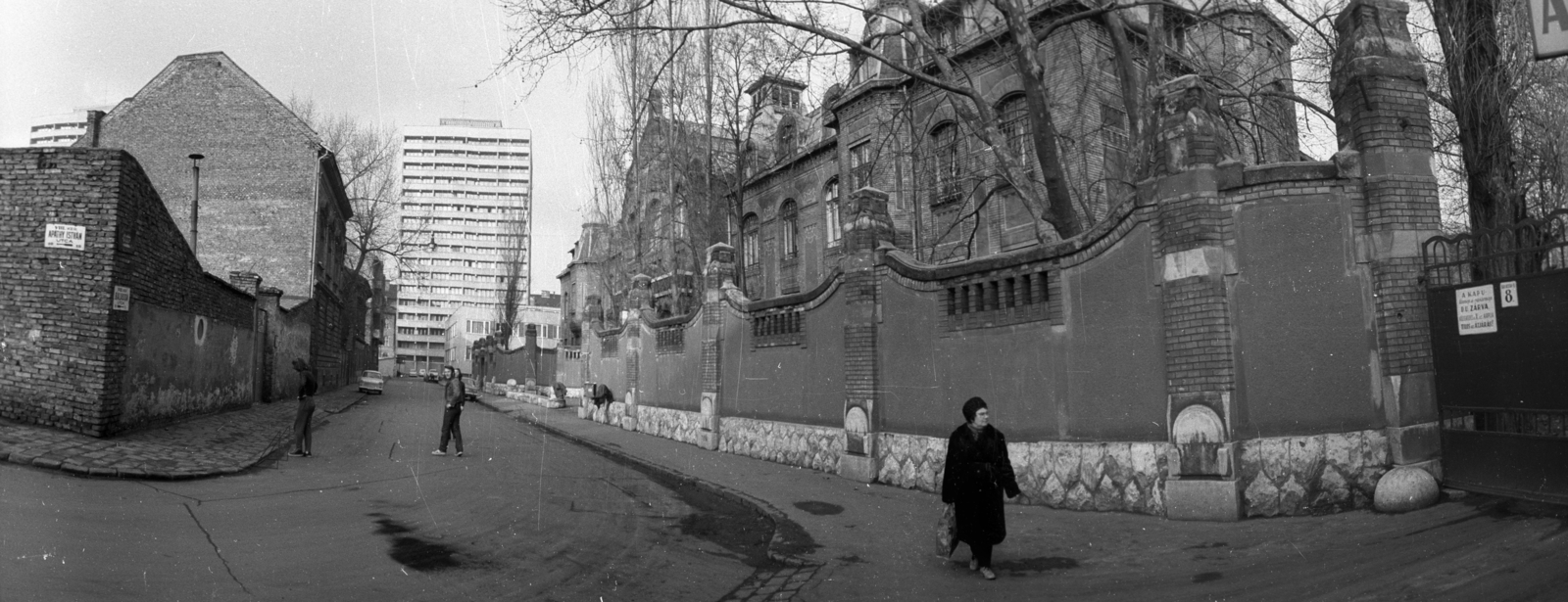 Magyarország, Budapest VIII., Balassa utca a Tömő utcai toronyház felé nézve. Jobbra a SOTE (később Semmelweis Egyetem) Neurológiai Klinikája, balra az Apáthy István utca., 1973, Vizsnyiczai Erzsébet, Trabant-márka, Lada-márka, Trabant 601, VAZ 2101, Budapest, Fortepan #130489