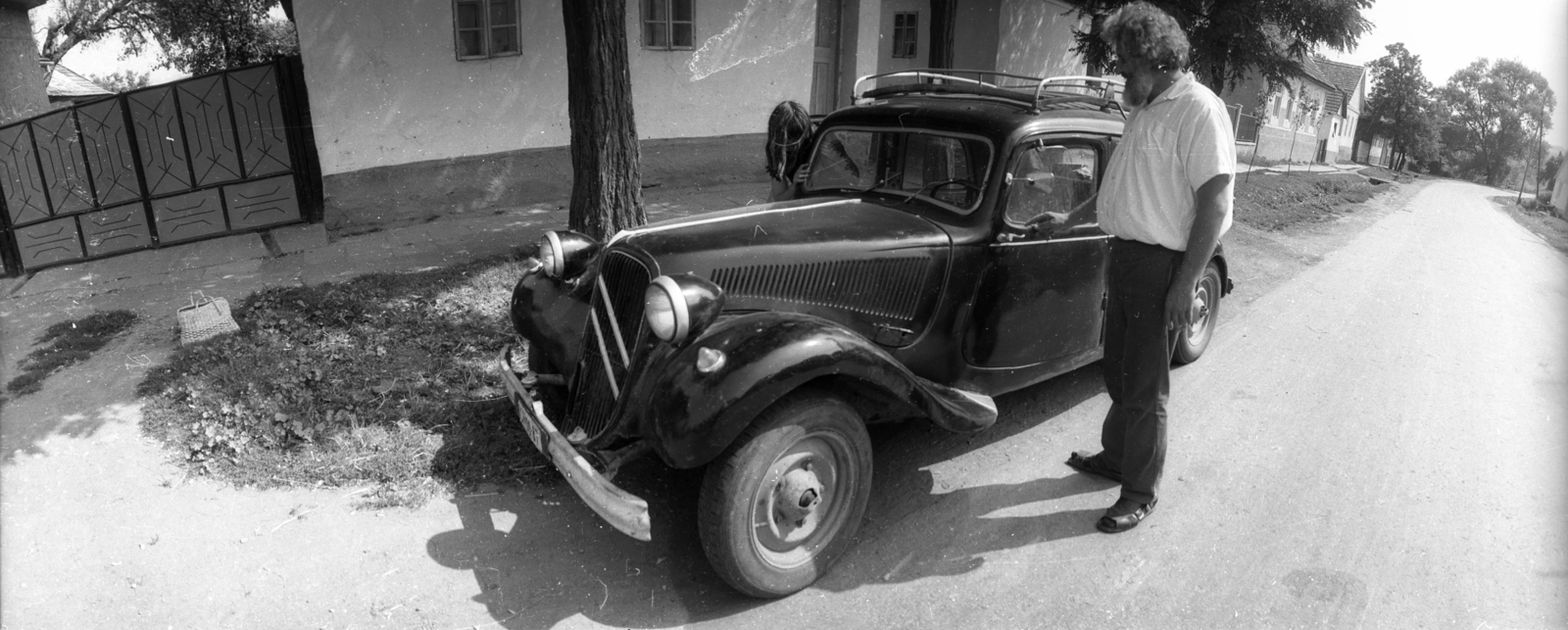 Hungary, Etyek, Magyar utca, Csákvári Nagy Lajos szobrászművész Citroën Traction Avant típusú személygépkocsijával., 1971, Vizsnyiczai Erzsébet, French brand, Citroën-brand, automobile, Fortepan #130492