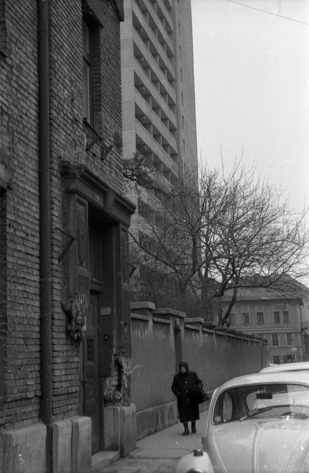 Magyarország, Budapest VIII., Szigony utca a Lósy Imre utca felől a Tömő utca felé nézve, balra a Jázmin utcai óvoda kerítése felett a Tömő utca 32–38. szám alatti toronyház látszik., 1973, Vizsnyiczai Erzsébet, Volkswagen-márka, Budapest, Fortepan #130507