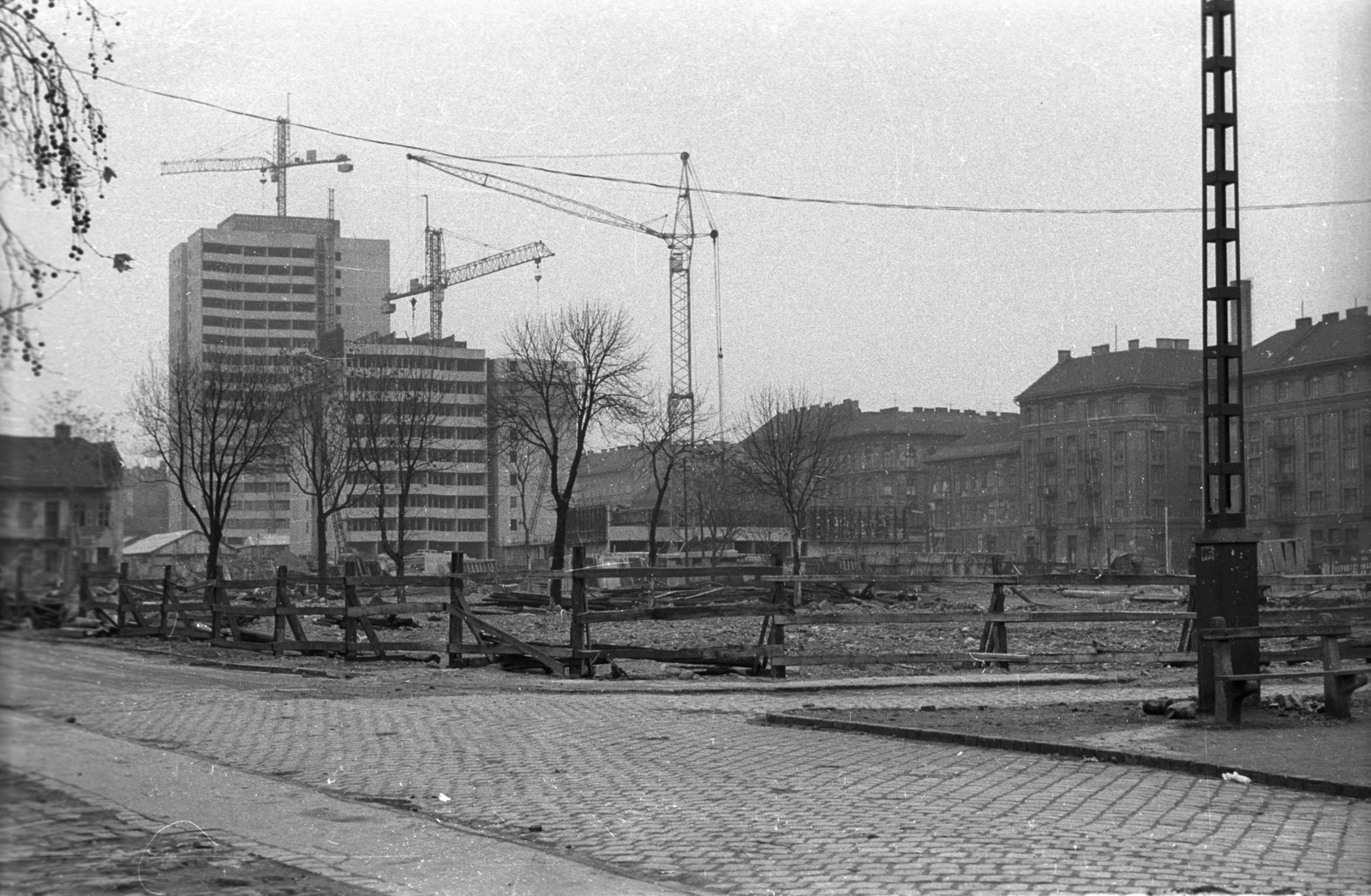 Magyarország, Budapest VIII., a Práter utca házsora és az épülő toronyházak a Losonci utca - Szigony utca találkozásától nézve., 1973, Vizsnyiczai Erzsébet, Budapest, Fortepan #130511