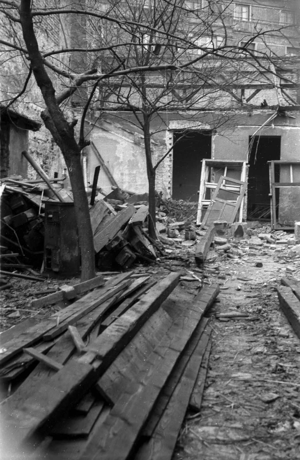 Magyarország, Budapest VIII., a Bókay János utca 13. számú ház bontása, háttérben a Beniczky Lajos utca 3-5. számú ház., 1973, Vizsnyiczai Erzsébet, Budapest, Fortepan #130513