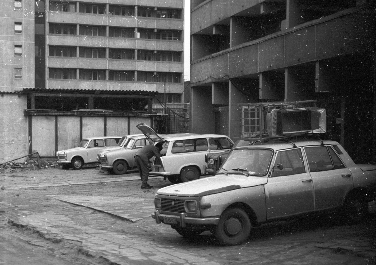 Magyarország, Budapest VIII., a felvétel a Tömő utca 40–46. toronyház előtt készült, szemben a Tömő utca 32–38. számű toronyház a Szigony utca sarkán., 1973, Vizsnyiczai Erzsébet, Trabant-márka, Wartburg-márka, automobil, Trabant 601, Wartburg 353, Budapest, Trabant 601 Universal, Fortepan #130518