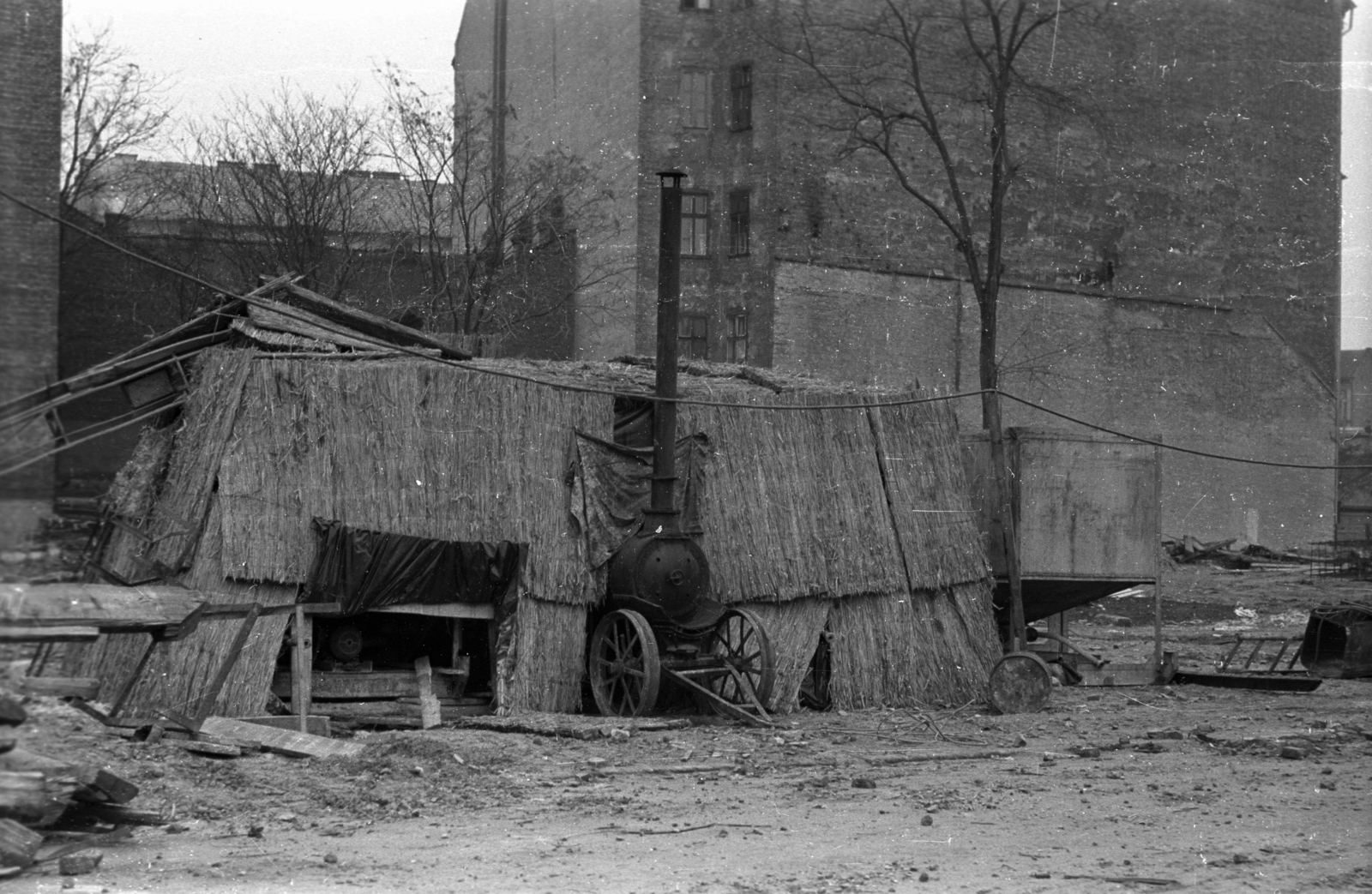 Magyarország, Budapest VIII., bontási terület a Baross utca 105-109. szám alatti házak tűzfalánál a Losonci utca és Kemény Zsigmond utca találkozása felől nézve, 1973, Vizsnyiczai Erzsébet, Budapest, Fortepan #130522