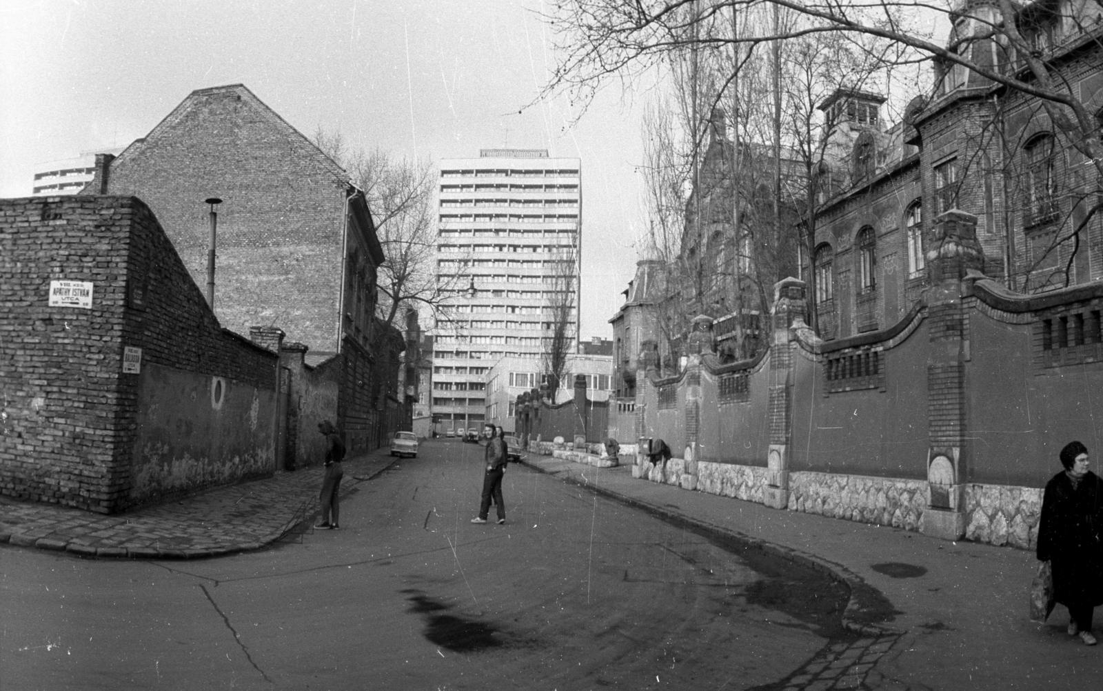 Magyarország, Budapest VIII., Balassa utca a Tömő utcai toronyház felé nézve. Jobbra a SOTE (később Semmelweis Egyetem) Neurológiai Klinikája, balra az Apáthy István utca., 1973, Vizsnyiczai Erzsébet, Trabant-márka, Lada-márka, Trabant 601, VAZ 2101, Budapest, Fortepan #130526