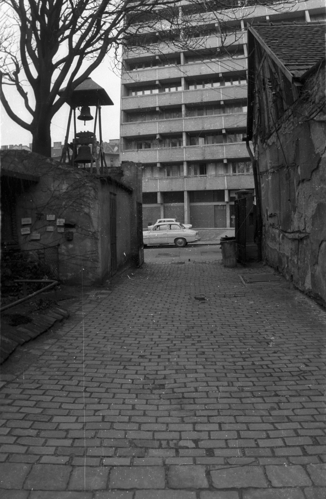 Magyarország, Budapest VIII., Tömő utca 31., a Béke királynéja kápolna udvara. Szemben a Tömő utca 48-54. számú toronyház., 1973, Vizsnyiczai Erzsébet, Skoda-márka, Budapest, Fortepan #130529