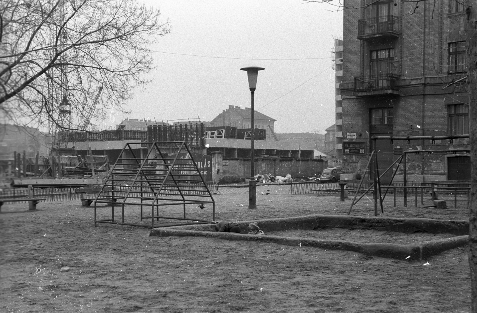 Magyarország, Budapest VIII., Molnár Ferenc tér a Práter utca felé nézve, szemben az 56. szám alatti, épülő toronyház., 1973, Vizsnyiczai Erzsébet, Budapest, Fortepan #130531