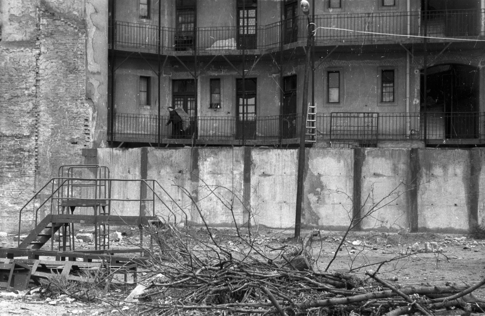 Magyarország, Budapest VIII., Jázmin utca, szemben a Molnár Ferenc tér 3. – Lósy Imre utca 3. szám alatti lakóház hátsó homlokzata., 1973, Vizsnyiczai Erzsébet, Budapest, Fortepan #130534