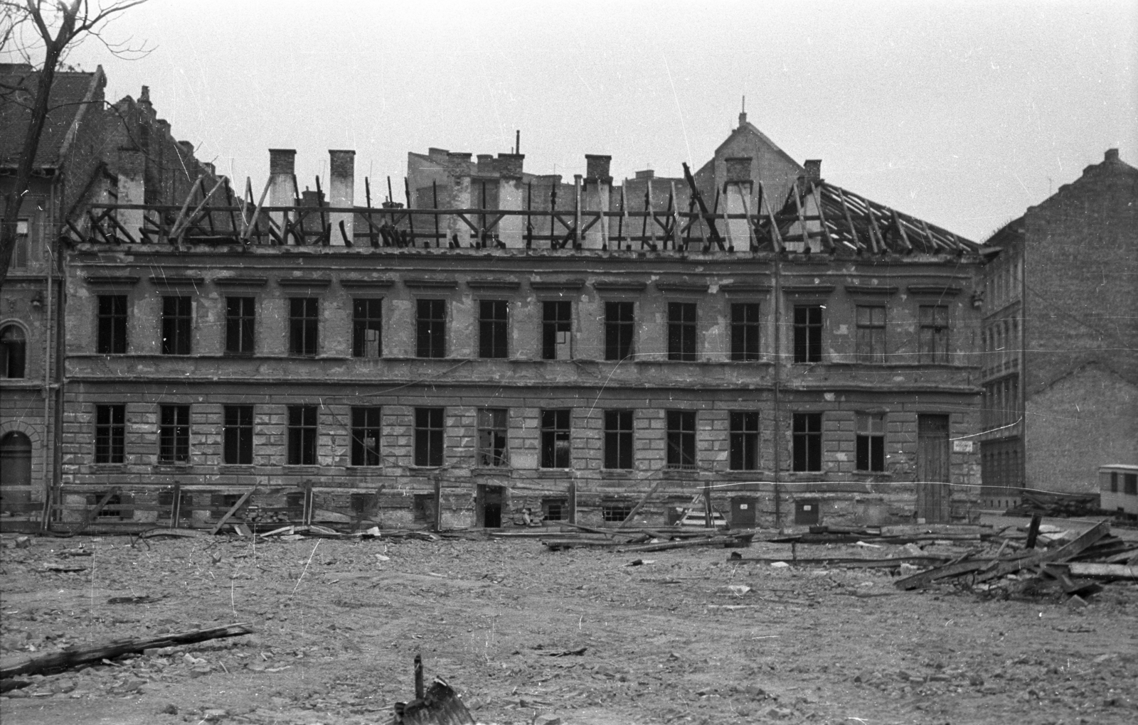 Magyarország, Budapest VIII., a Losonci utca 10. számú ház bontása a mára megszűnt Kemény Zsigmond utca sarkán., 1973, Vizsnyiczai Erzsébet, Budapest, Fortepan #130536