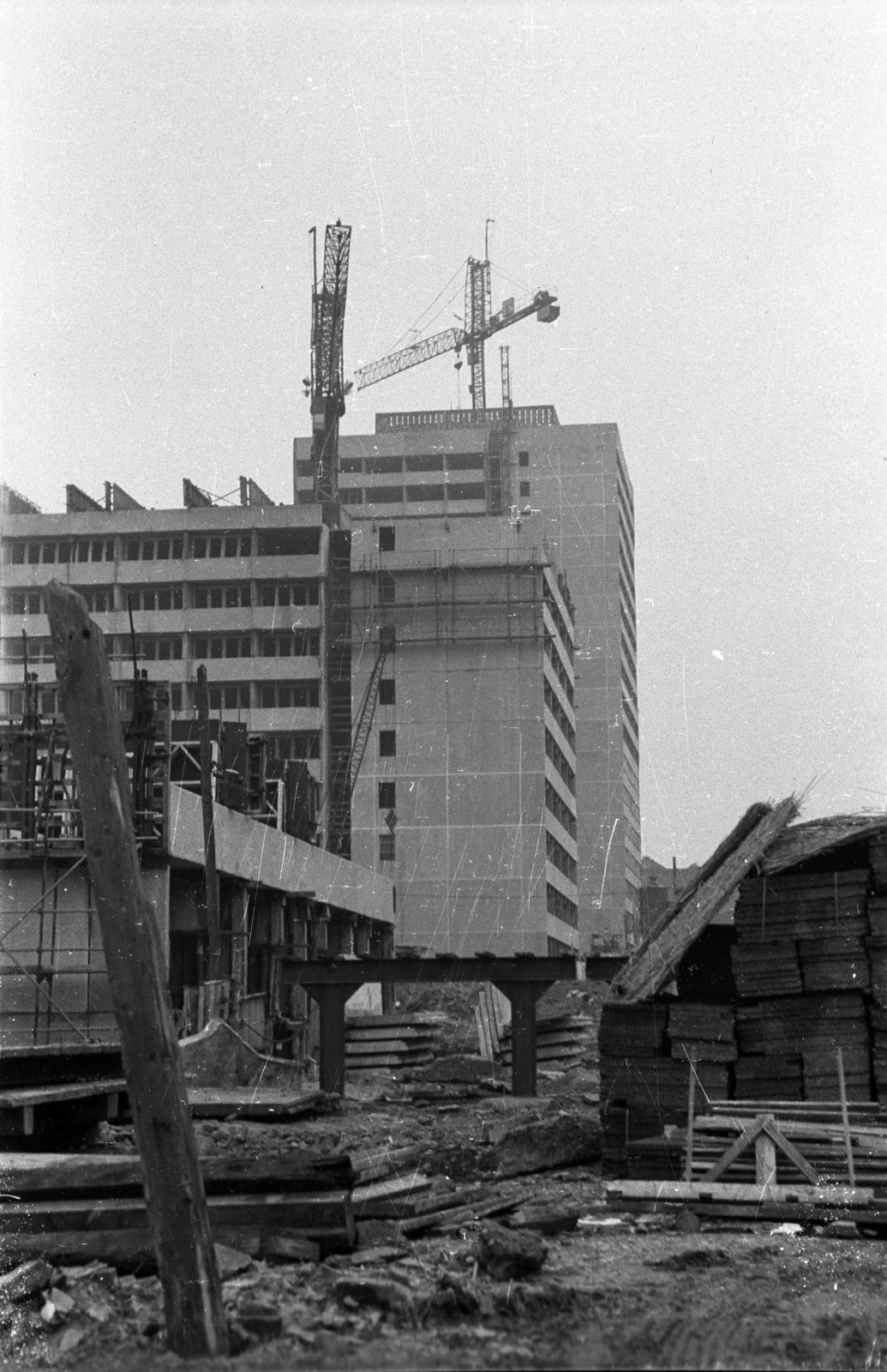 Magyarország, Budapest VIII., az épülő Práter utca 56., 58. és 60. szám alatti toronyház a Szigony utca felől nézve., 1973, Vizsnyiczai Erzsébet, Budapest, Fortepan #130538