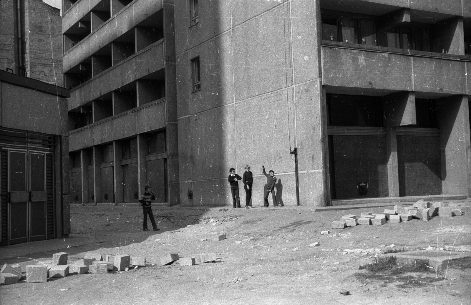 Magyarország, Budapest VIII., Tömő utca 48–54. toronyház, balra az ABC áruház., 1973, Vizsnyiczai Erzsébet, Budapest, Fortepan #130571