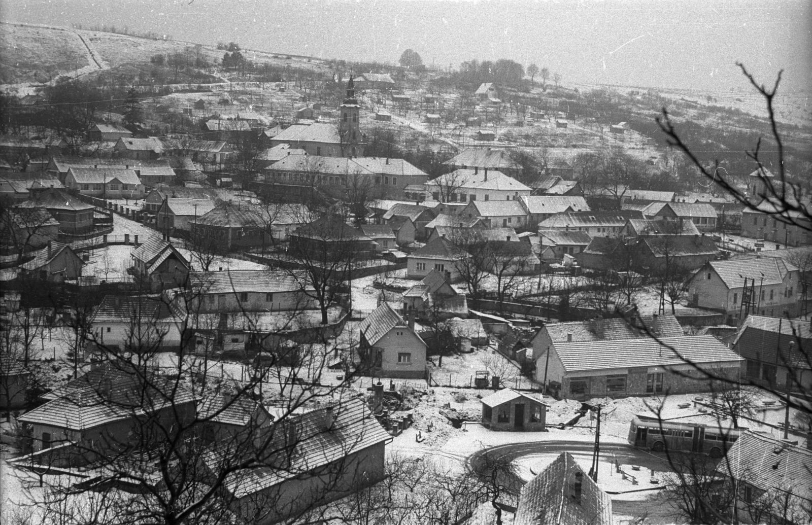Hungary, Csobánka, a Fő tér környéke, balra a Szent Anna-templom, jobbra a szerb ortodox templom., 1971, Vizsnyiczai Erzsébet, snow, winter, village, Fortepan #130585