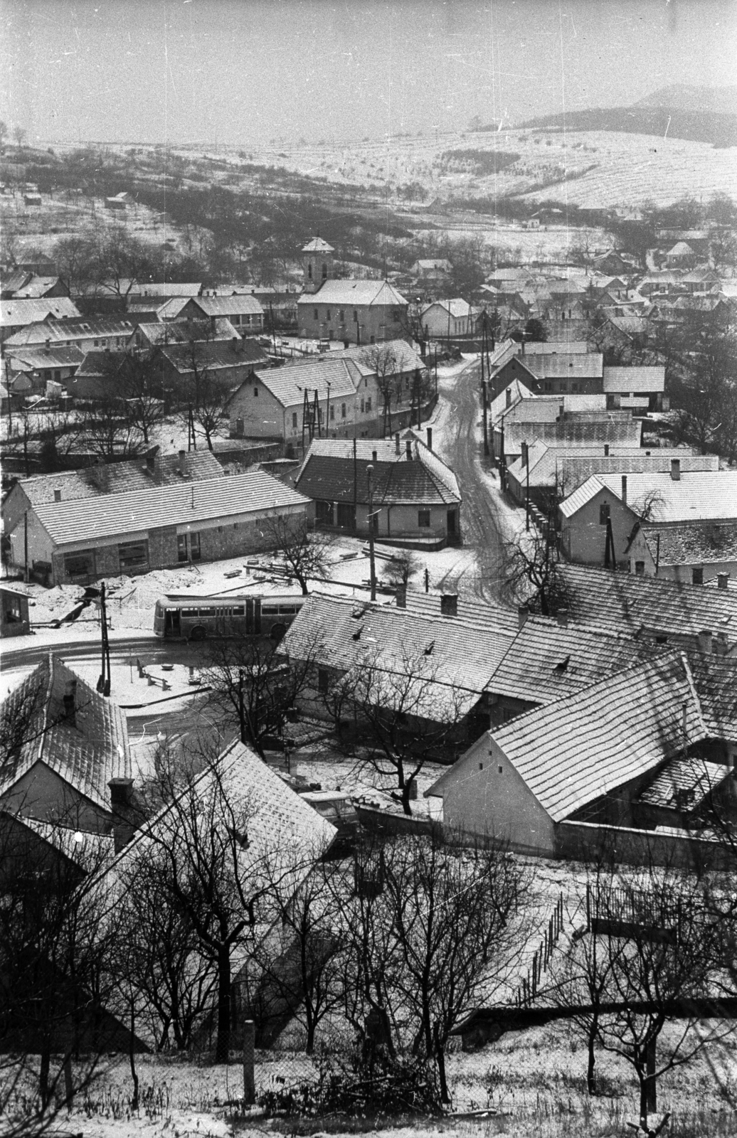 Hungary, Csobánka, a Fő tér környéke, fent középen a szerb ortodox templom., 1971, Vizsnyiczai Erzsébet, snow, winter, village, Fortepan #130586