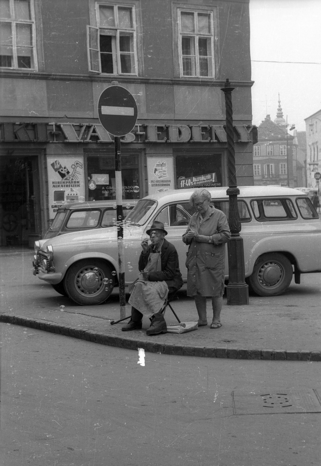 Hungary, Győr, szappanbuborék-fújó karikát árusító házaspár a Dr. Kovács Pál utca és a Király (Alkotmány) utca találkozásánál., 1968, Vizsnyiczai Erzsébet, hardware store, soap bubble, Fortepan #130588