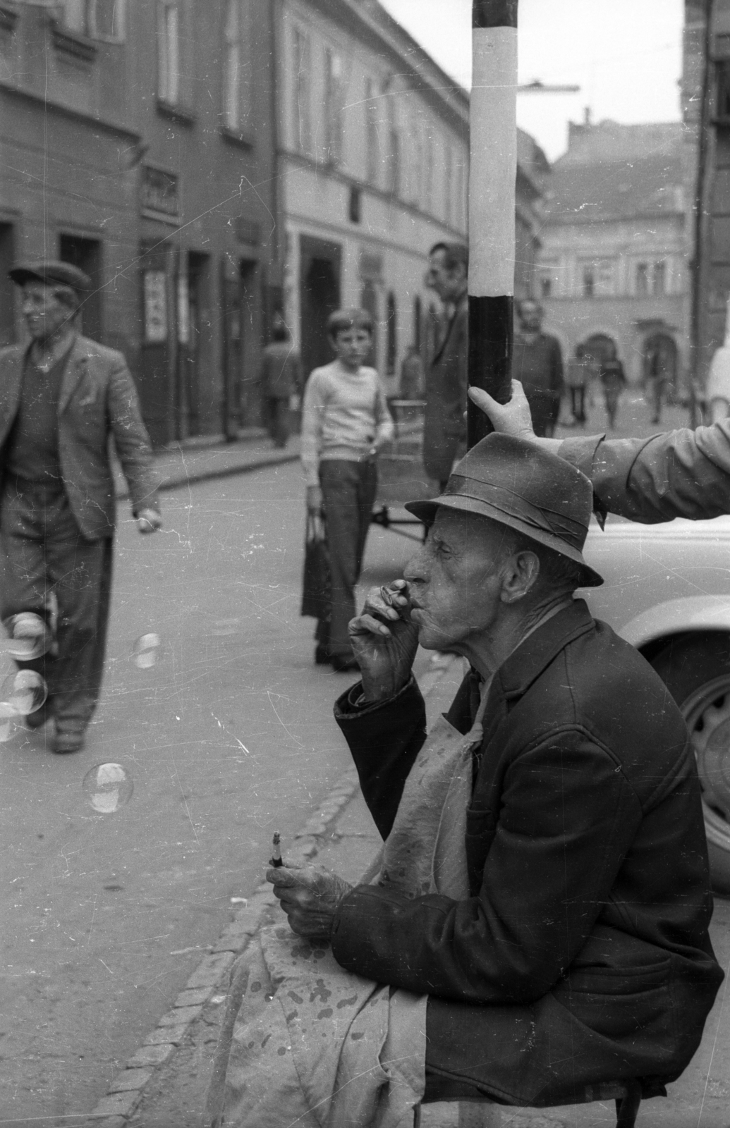 Hungary, Győr, Dr. Kovács Pál utca a Király (Alkotmány) utcától a Jedlik Ányos utca felé nézve. Szappanbuborék-fújó karikát árusító házaspár., 1968, Vizsnyiczai Erzsébet, soap bubble, Fortepan #130590