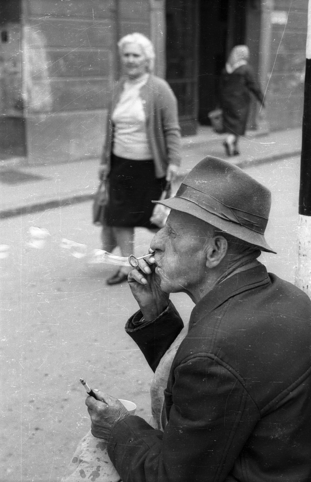 Magyarország, Győr, szappanbuborék-fújó karika árus a Dr. Kovács Pál utca és a Király (Alkotmány) utca találkozásánál., 1968, Vizsnyiczai Erzsébet, szappanbuborék, Fortepan #130591