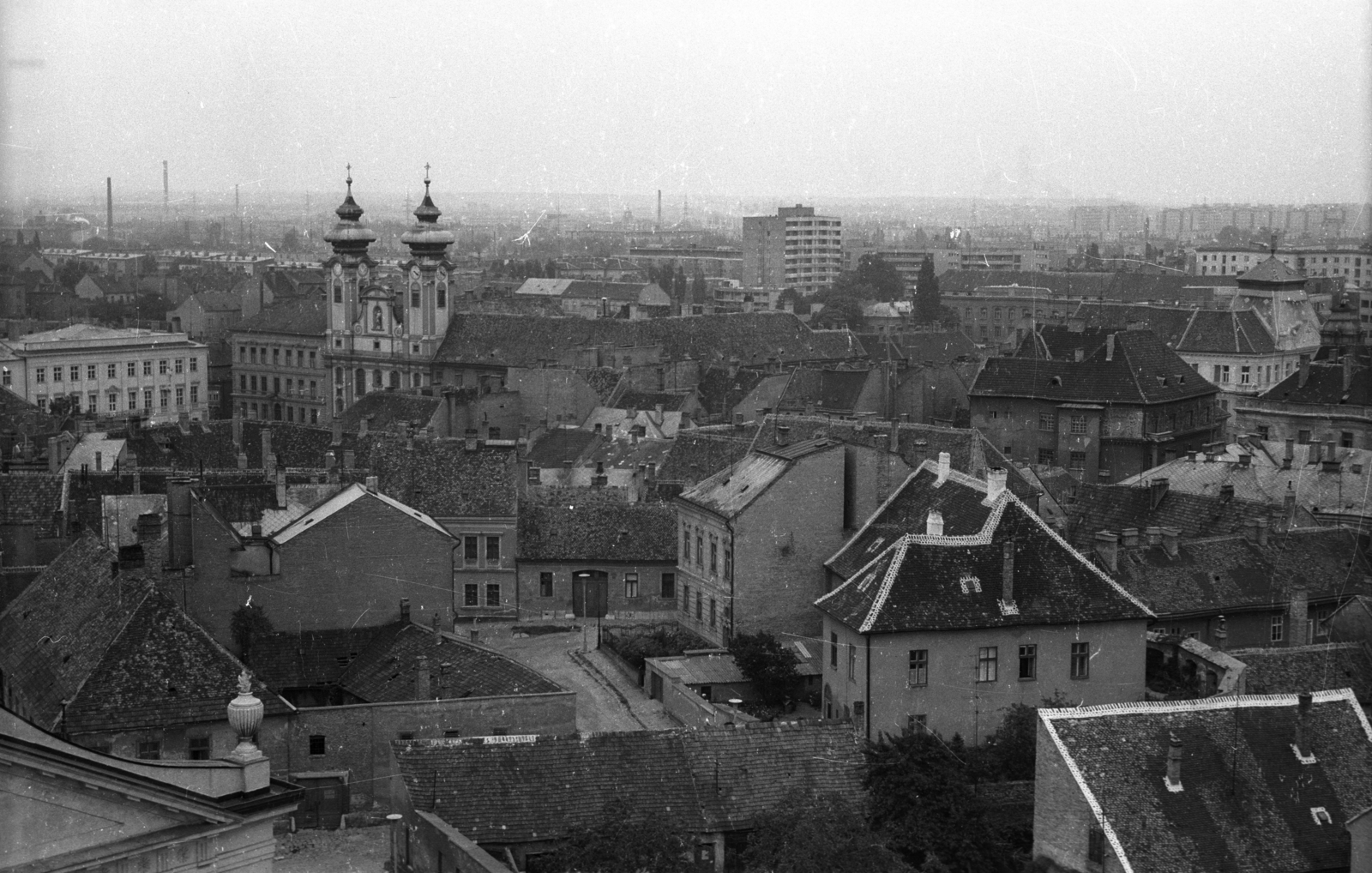 Magyarország, Győr, Káptalandomb, kilátás a Győri Egyházmegye Levéltárának tetejéről a Széchenyi tér felé, ahol a Loyolai Szent Ignác bencés templom látszik., 1973, Vizsnyiczai Erzsébet, Fortepan #130605