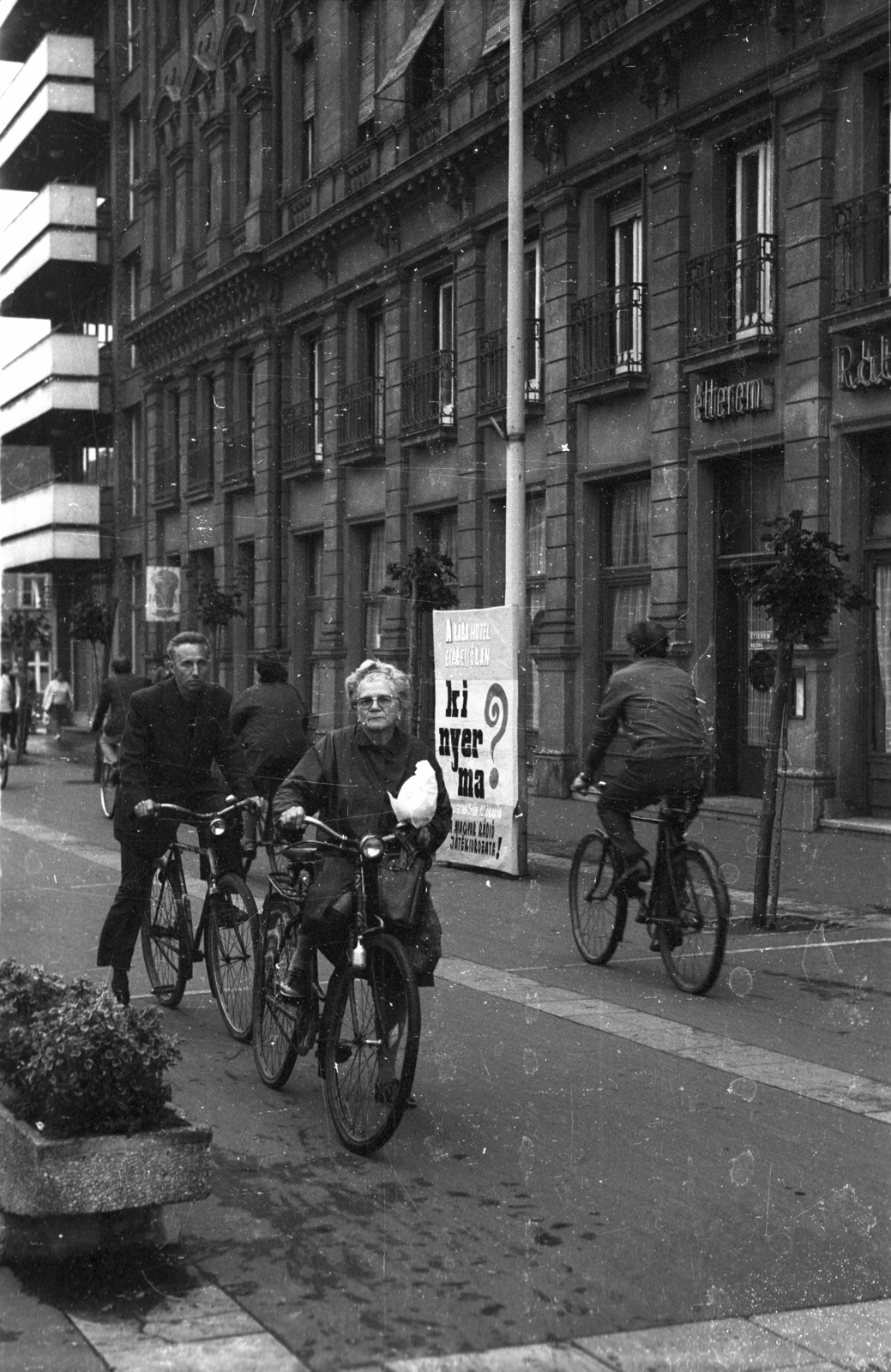 Hungary, Győr, Baross Gábor (Lenin) út, Rába Hotel., 1973, Vizsnyiczai Erzsébet, bicycle, Fortepan #130630