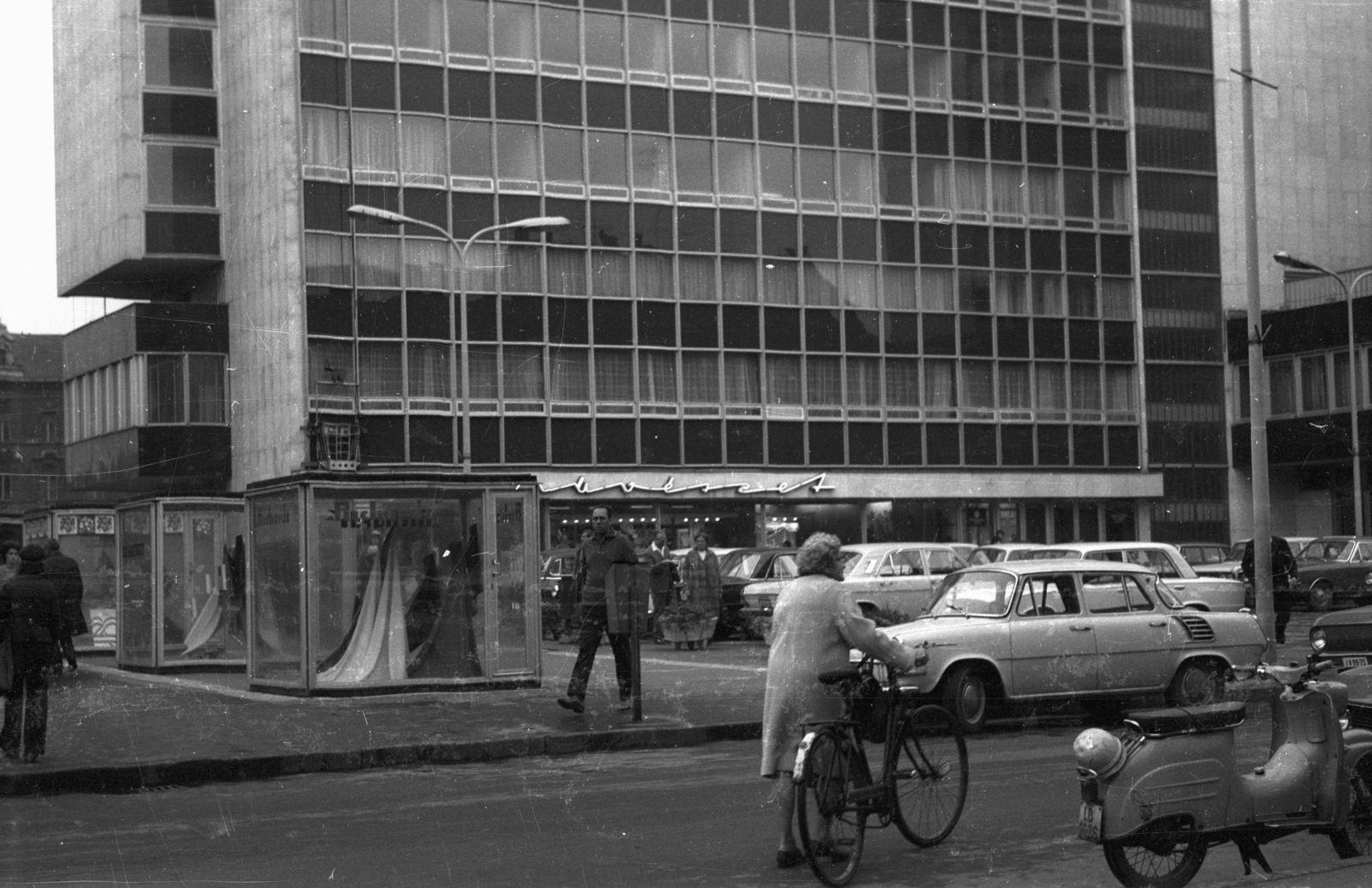 Magyarország, Győr, Árpád út, szemben a Megyei Tanács (később Kormányhivatal) épületének hátsó homlokzata., 1973, Vizsnyiczai Erzsébet, automobil, segédmotor, kerékpár, Simson Schwalbe, Skoda 1000 MB, Fortepan #130631