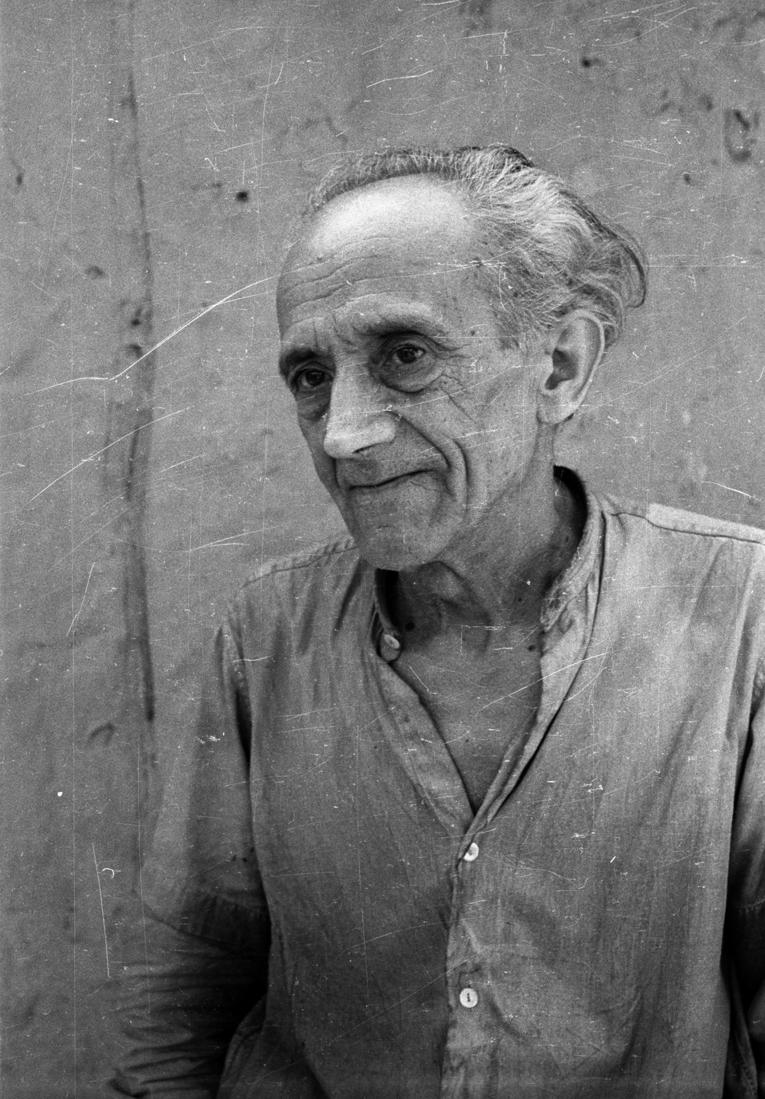 Magyarország, Salgótarján, Pécskő út, a pécskődombi (kopaszdombi) cigánytelep, Balázs János roma költő és festőművész., 1974, Vizsnyiczai Erzsébet, Fortepan #130632